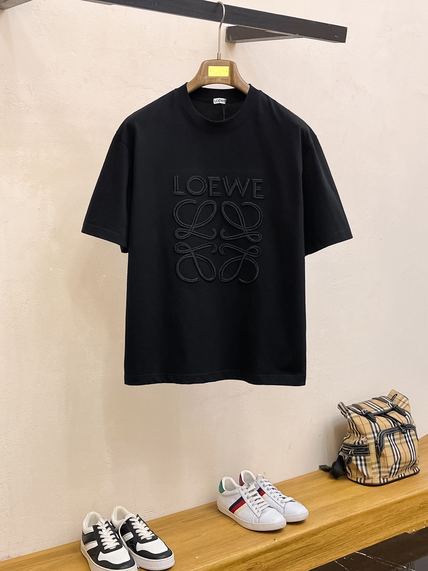 NO:473876,The latest fabric of ss Luo Yiwei pure cotton!  Classic logo pattern logo stylish simple trendy short sleeves, the top quality counter original single short sleeves, the top-level production process imported fabric, the unique design of the counter model, using imported high-end customized fabrics. The official website is on sale!  Excellent fabric style, size M-3XL, loewe, T-shirt, alexander wang19860909ss罗意威纯棉最新面料！经典标识图案logo时尚简约潮流短袖,最顶级的品质专柜原单短袖,顶级制作工艺进口面料,专柜款独特设计,采用进口高端订制面料.官网在售！面料版型超赞 码数M-3XL,,loewe,T-shirt,alexander wang,Men's clothing