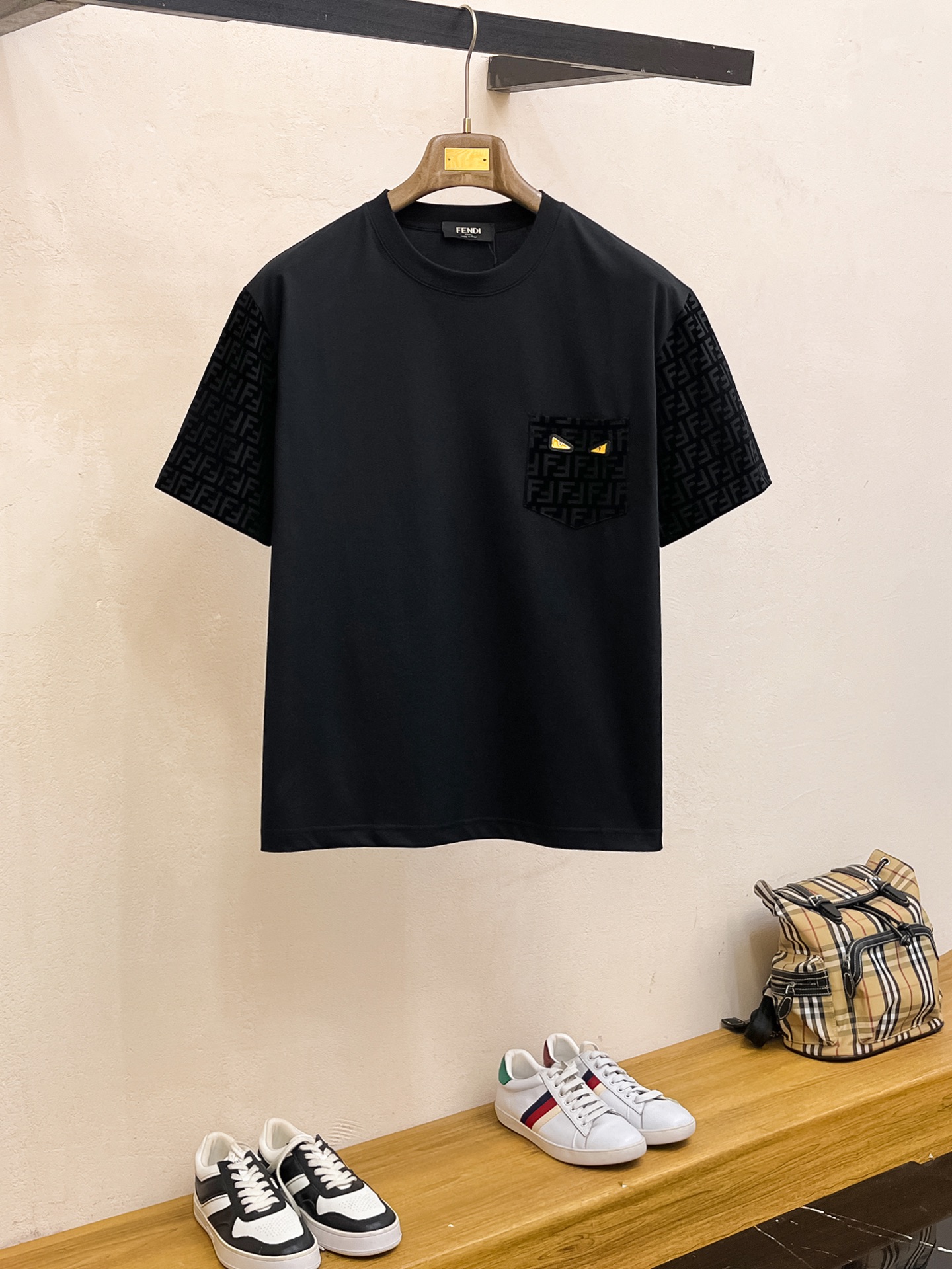 NO:473882,Ss Fendi pure cotton latest fabric!  Classic logo pattern logo stylish simple trendy short sleeves, the top quality counter original single short sleeves, the top-level production process imported fabric, the unique design of the counter model, using imported high-end customized fabrics. The official website is on sale!  Excellent fabric fit M-3XL, fendi, T-shirt, alexander wang19860909ss芬迪纯棉最新面料！经典标识图案logo时尚简约潮流短袖,最顶级的品质专柜原单短袖,顶级制作工艺进口面料,专柜款独特设计,采用进口高端订制面料.官网在售！面料版型超赞 码数M-3XL,,fendi,T-shirt,alexander wang,Men's clothing