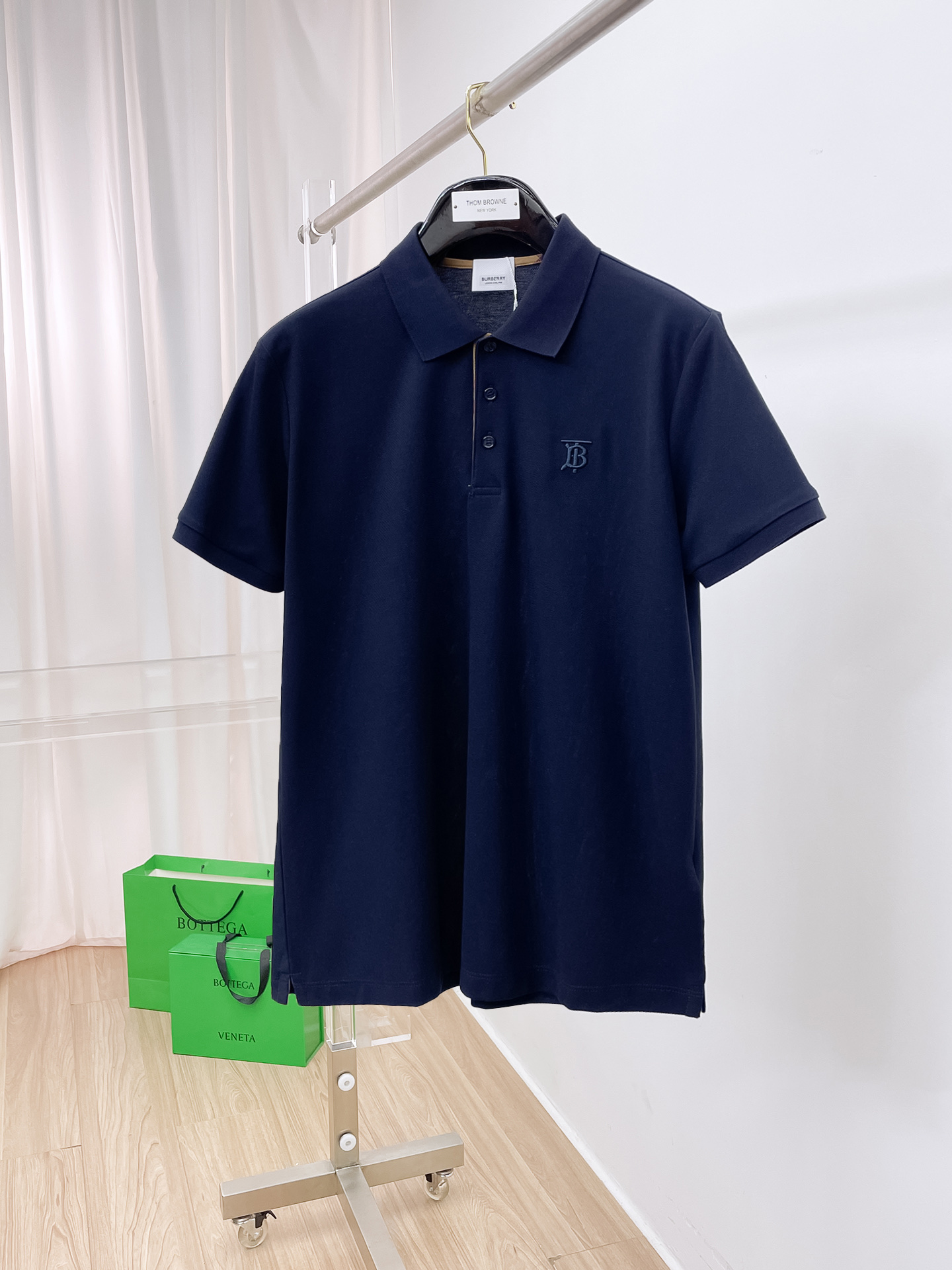 NO:760488,New spring product Burberry 2026ss summer new letter logo men's lapel Polo shirt!  Classic business men's style, the ceiling-level business men's style of high-end men's clothing!  Simple and fashionable yet elegant, it looks great when worn alone, and quality control/details control can be taken away with your eyes closed. It is low-key, luxurious and connotative!  The custom-woven mesh pique cotton fabric supplied by the customer is carefully made. The mesh texture is evenly arranged on the surface of the fabric. It has excellent breathability and heat dissipation and perspiration. The upper body comfort is completely better than ordinary single-sided jersey tissue!  The classic brand LOGO on the chest is made with top-notch craftsmanship. The LOGO is three-dimensional, clear and full, and has extraordinary texture. Whether it is worn as an inner layer or worn alone, it is a classic product!  The exquisite tailoring process, every detail is handled very standard and delicately, which cannot be compared with other low-end products on the market. It is a must-have basic and versatile Polo shirt for men!  Available in multiple colors, sizes M-4xl, burberry,19860909开春新品 巴宝莉 2026ss夏季新款字母logo男士翻领Polo衫！经典商务男款,高端男装的天花板级别的商务男款！简约时尚大气不失优雅,单穿内搭体面过人,品质控/细节控的闭眼带走,低调又奢华有内涵！ 客供定织网眼珠地棉布精心制成,面料表面排列均匀整齐的网眼纹理,透气性和散热排汗性极佳,上身舒适程度完全优于普通单面汗布组织！胸前经典的品牌LOGO标识,采用顶级工艺打造,LOGO立体清晰饱满,质感非凡的特质,无论是内搭还是单穿都是一款经典领域的产品！精妙绝伦的裁剪工艺,每一个细节处理的非常标准细腻,非市面一般LOW货可以媲美的,男士必入基础百搭款Polo衫推荐！ 颜色多颜色 尺码M-4xl,,burberry,,Men's clothing