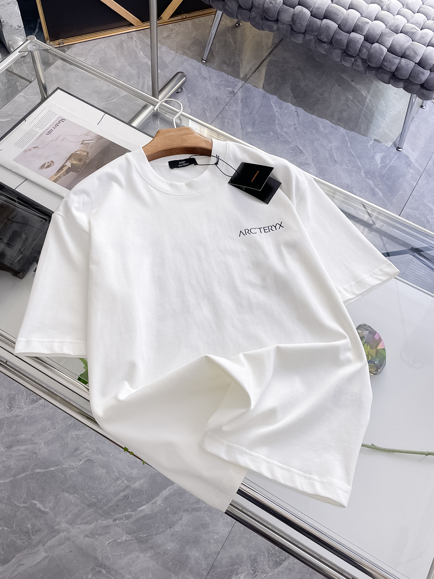 NO:515490,The latest fabric of Ss Archaeoptera pure cotton, classic logo, logo, fashionable, simple and trendy short sleeves, the top quality counter original single short sleeves, the top production process imported fabric, the unique design of the counter model, using imported high-end customized fabrics. The official website is on sale!  Fabric style, size..Black and white M-2XL,arc'teryx,T-shirt,alexander wang19860909ss始祖鸟纯棉最新面料经典标识图案logo时尚简约潮流短袖,最顶级的品质专柜原单短袖,顶级制作工艺进口面料,专柜款独特设计,采用进口高端订制面料.官网在售！面料版型超赞 码数..黑白色 M-2XL,arc'teryx,T-shirt,alexander wang,Men's clothing