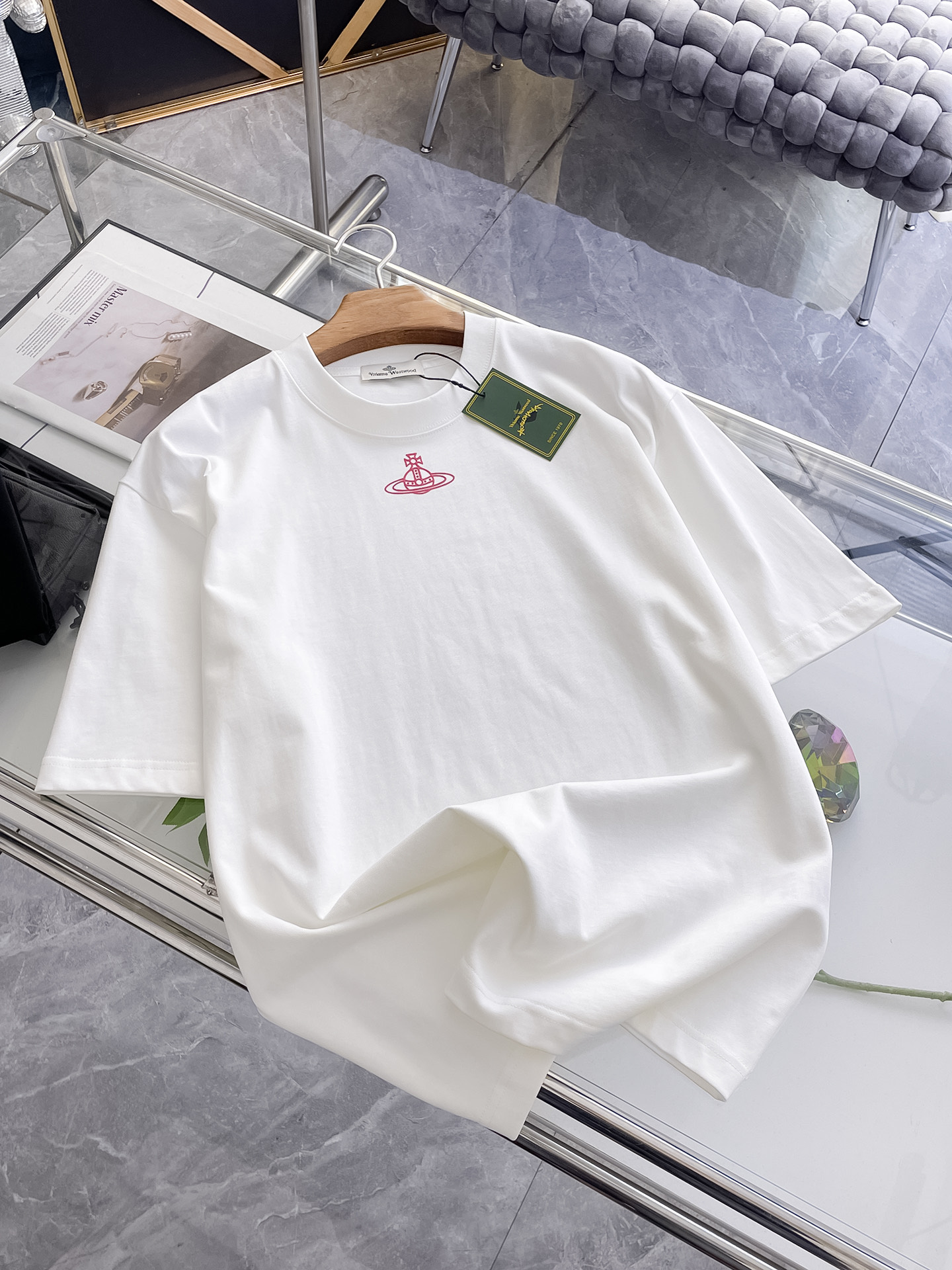 NO:496238,The latest fabric of the Queen Mother of Ss, the classic logo pattern logo, fashionable simple trendy short sleeves, the top quality counter original single short sleeves, the top production process imported fabric, the unique design of the counter model, using imported high-end customized fabrics. The official website is on sale!  Excellent fabric fit, size..Black and white M-2XL,,T-shirt,alexander wang19860909ss西太后纯棉最新面料经典标识图案logo时尚简约潮流短袖,最顶级的品质专柜原单短袖,顶级制作工艺进口面料,专柜款独特设计,采用进口高端订制面料.官网在售！面料版型超赞 码数..黑白色 M-2XL,,T-shirt,alexander wang,Men's clothing