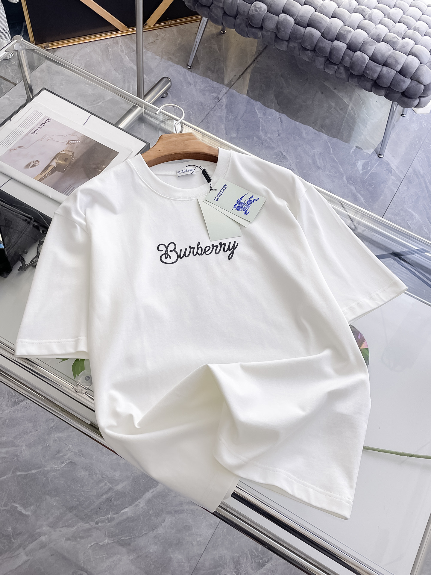 NO:496245,Ss Burberry pure cotton latest fabric classic logo pattern logo fashionable simple trendy short sleeves, top quality counter original single short sleeves, top production craft imported fabrics, unique design of counter style, using imported high-end customized fabrics. The official website is on sale!  Excellent fabric fit, size..Black and white M-2XL, burberry, T-shirt, alexander wang19860909ss巴宝莉纯棉最新面料经典标识图案logo时尚简约潮流短袖,最顶级的品质专柜原单短袖,顶级制作工艺进口面料,专柜款独特设计,采用进口高端订制面料.官网在售！面料版型超赞 码数..黑白色 M-2XL,,burberry,T-shirt,alexander wang,Men's clothing