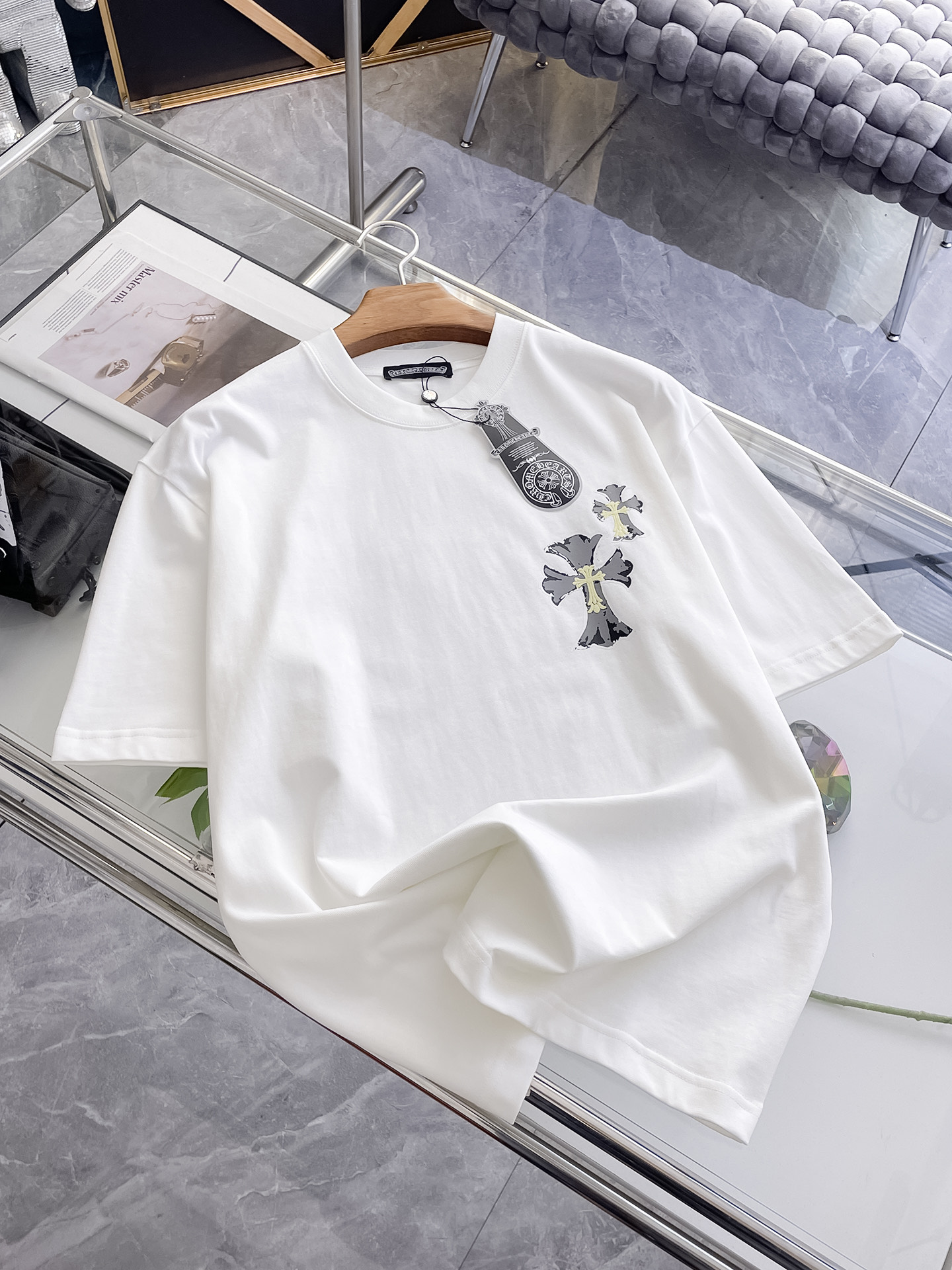 NO:496251,Ss Croxin Pure Cotton’s latest fabric, classic logo, logo, fashionable, simple and trendy short sleeves, the top quality counter original single short sleeves, top-level production craft imported fabrics, unique design of the counter model, using imported high-end customized fabrics. The official website is on sale!  Excellent fabric fit, size..Black and white M-2XL,,chrome hearts,T-shirt,alexander wang19860909ss克罗心纯棉最新面料经典标识图案logo时尚简约潮流短袖,最顶级的品质专柜原单短袖,顶级制作工艺进口面料,专柜款独特设计,采用进口高端订制面料.官网在售！面料版型超赞 码数..黑白色 M-2XL,,chrome hearts,T-shirt,alexander wang,Men's clothing