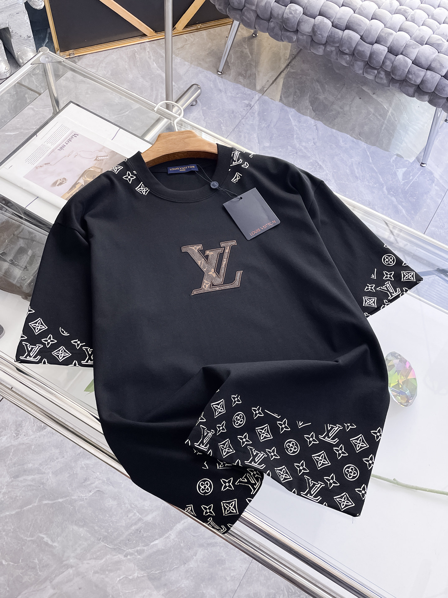 NO:496258,The latest ssLV pure cotton fabric, classic logo, logo, fashionable, simple and trendy short sleeves, the top quality counter original single short sleeves, the top production process imported fabric, the unique design of the counter model, using imported high-end customized fabrics. The official website is on sale!  Fabric style, size..Black and white M-2XL,,louis vuitton,T-shirt,alexander wang19860909ssLV纯棉最新面料经典标识图案logo时尚简约潮流短袖,最顶级的品质专柜原单短袖,顶级制作工艺进口面料,专柜款独特设计,采用进口高端订制面料.官网在售！面料版型超赞 码数..黑白色 M-2XL,,louis vuitton,T-shirt,alexander wang,Men's clothing