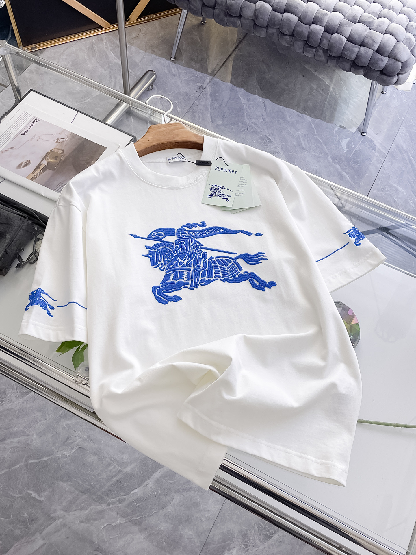 NO:496264,Ss Burberry pure cotton latest fabric classic logo pattern logo fashionable simple trendy short sleeves, top quality counter original single short sleeves, top production craft imported fabrics, unique design of counter style, using imported high-end customized fabrics. The official website is on sale!  Excellent fabric fit, size..Black and white M-2XL, burberry, T-shirt, alexander wang19860909ss巴宝莉纯棉最新面料经典标识图案logo时尚简约潮流短袖,最顶级的品质专柜原单短袖,顶级制作工艺进口面料,专柜款独特设计,采用进口高端订制面料.官网在售！面料版型超赞 码数..黑白色 M-2XL,,burberry,T-shirt,alexander wang,Men's clothing