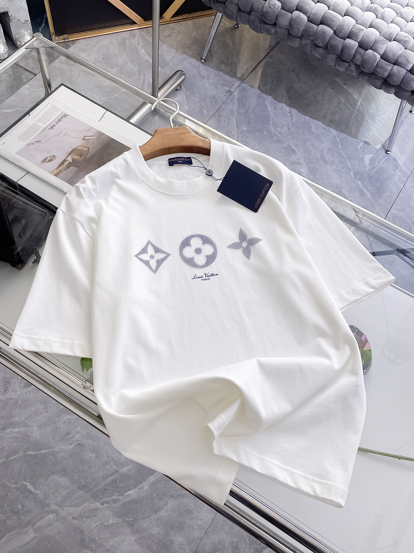 NO:496271,The latest ssLV pure cotton fabric, classic logo, logo, fashionable, simple and trendy short sleeves, the top quality counter original single short sleeves, the top production process imported fabric, the unique design of the counter model, using imported high-end customized fabrics. The official website is on sale!  Fabric style, size..Black and white M-2XL,,louis vuitton,T-shirt,alexander wang19860909ssLV纯棉最新面料经典标识图案logo时尚简约潮流短袖,最顶级的品质专柜原单短袖,顶级制作工艺进口面料,专柜款独特设计,采用进口高端订制面料.官网在售！面料版型超赞 码数..黑白色 M-2XL,,louis vuitton,T-shirt,alexander wang,Men's clothing