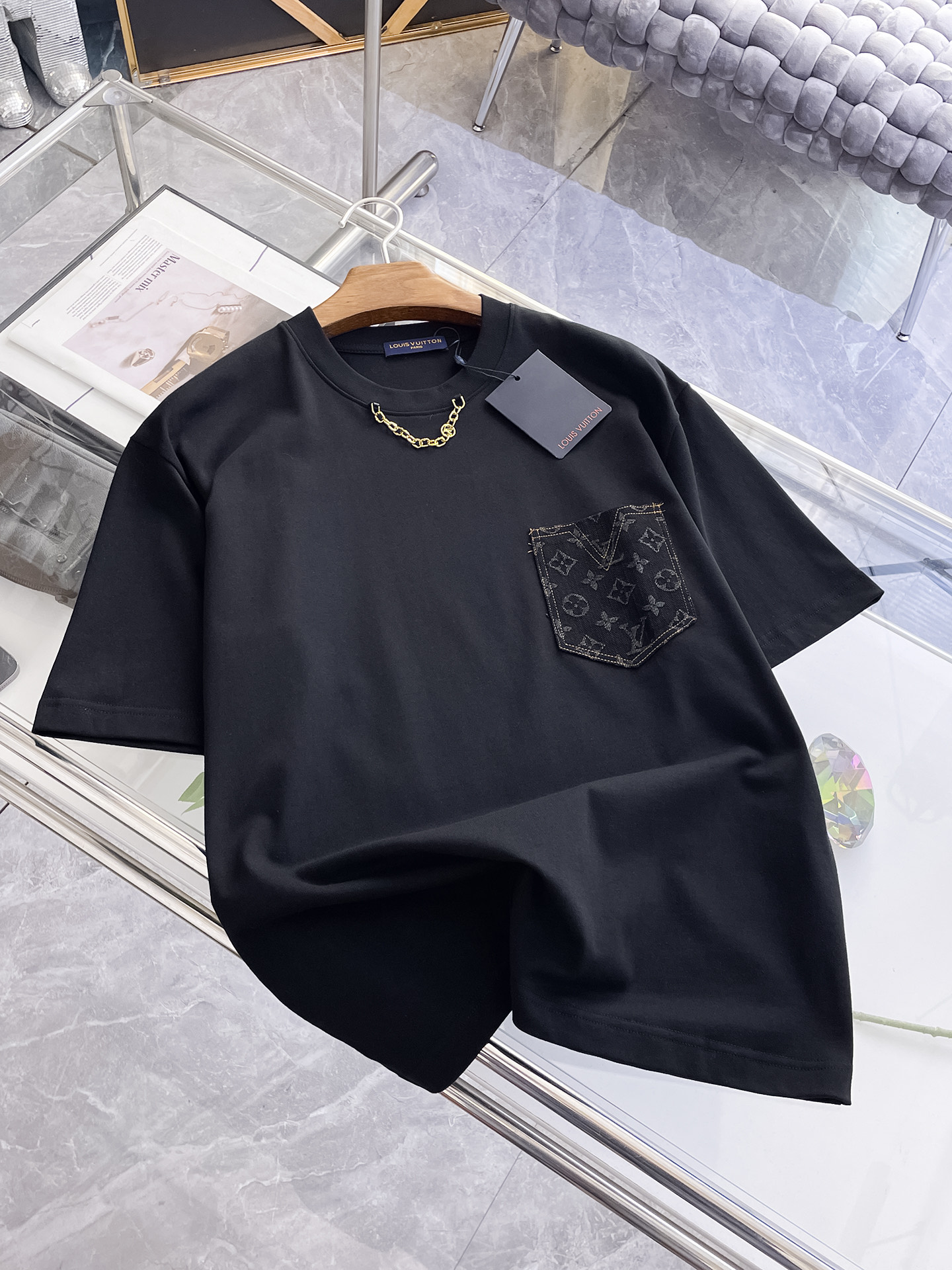 NO:457316,The latest fabric of ssLV pure cotton!  Classic logo pattern logo stylish simple trendy short sleeves, the top quality counter original single short sleeves, the top-level production process imported fabric, the unique design of the counter model, using imported high-end customized fabrics. The official website is on sale!  Excellent fabric style, size M-3XL, louis vuitton, T-shirt, alexander wang19860909ssLV纯棉最新面料！经典标识图案logo时尚简约潮流短袖,最顶级的品质专柜原单短袖,顶级制作工艺进口面料,专柜款独特设计,采用进口高端订制面料.官网在售！面料版型超赞 码数M-3XL,,louis vuitton,T-shirt,alexander wang,Men's clothing