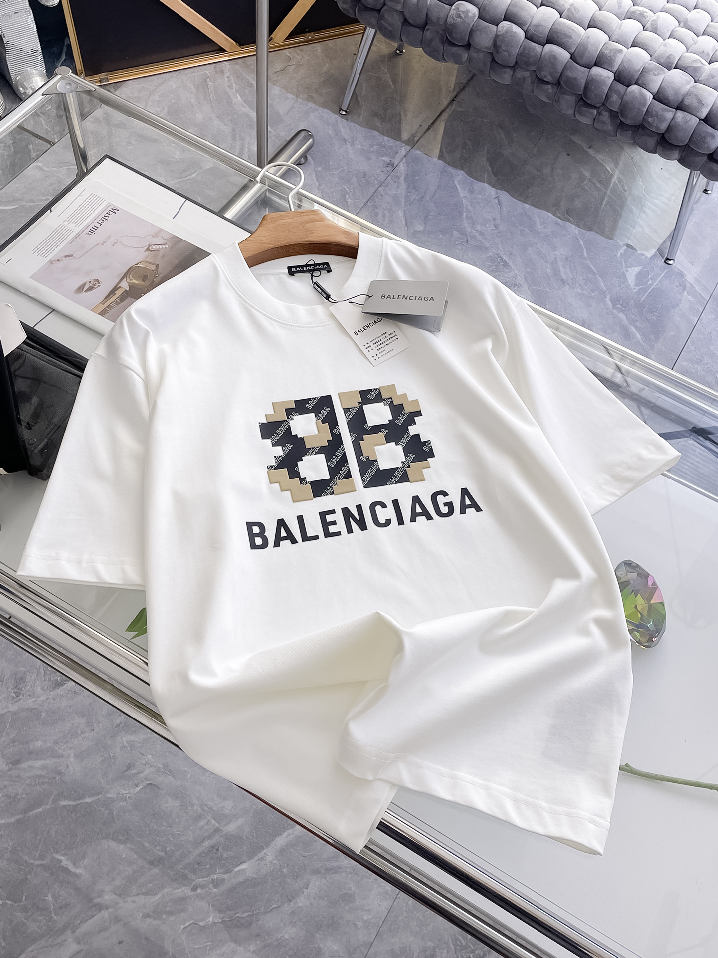 NO:496278,Ss Balenciaga pure cotton latest fabric, classic logo, logo, fashionable, simple and trendy short sleeves, the top quality counter original single short sleeves, top production craft imported fabrics, unique design of the counter model, using imported high-end customized fabrics. The official website is on sale!  Excellent fabric fit, size..Black and white M-2XL,,balenciaga,T-shirt,alexander wang19860909ss巴黎世家纯棉最新面料经典标识图案logo时尚简约潮流短袖,最顶级的品质专柜原单短袖,顶级制作工艺进口面料,专柜款独特设计,采用进口高端订制面料.官网在售！面料版型超赞 码数..黑白色 M-2XL,,balenciaga,T-shirt,alexander wang,Men's clothing