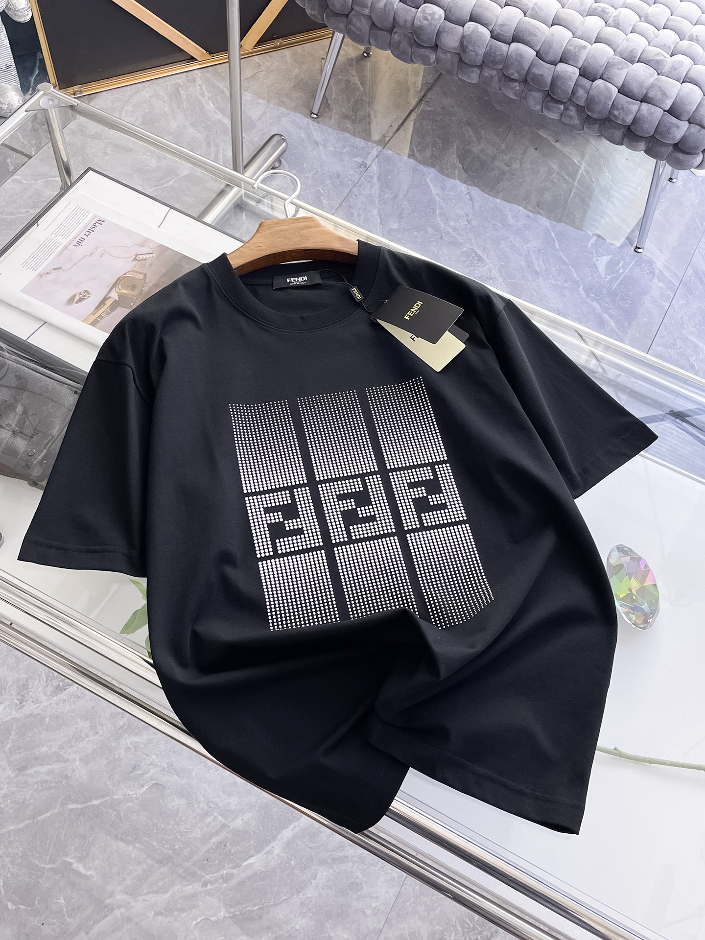 NO:457311,Ss Fendi pure cotton latest fabric!  Classic logo pattern logo stylish simple trendy short sleeves, the top quality counter original single short sleeves, the top-level production process imported fabric, the unique design of the counter model, using imported high-end customized fabrics. The official website is on sale!  Excellent fabric fit M-3XL, fendi, T-shirt, alexander wang19860909ss芬迪纯棉最新面料！经典标识图案logo时尚简约潮流短袖,最顶级的品质专柜原单短袖,顶级制作工艺进口面料,专柜款独特设计,采用进口高端订制面料.官网在售！面料版型超赞 码数M-3XL,,fendi,T-shirt,alexander wang,Men's clothing