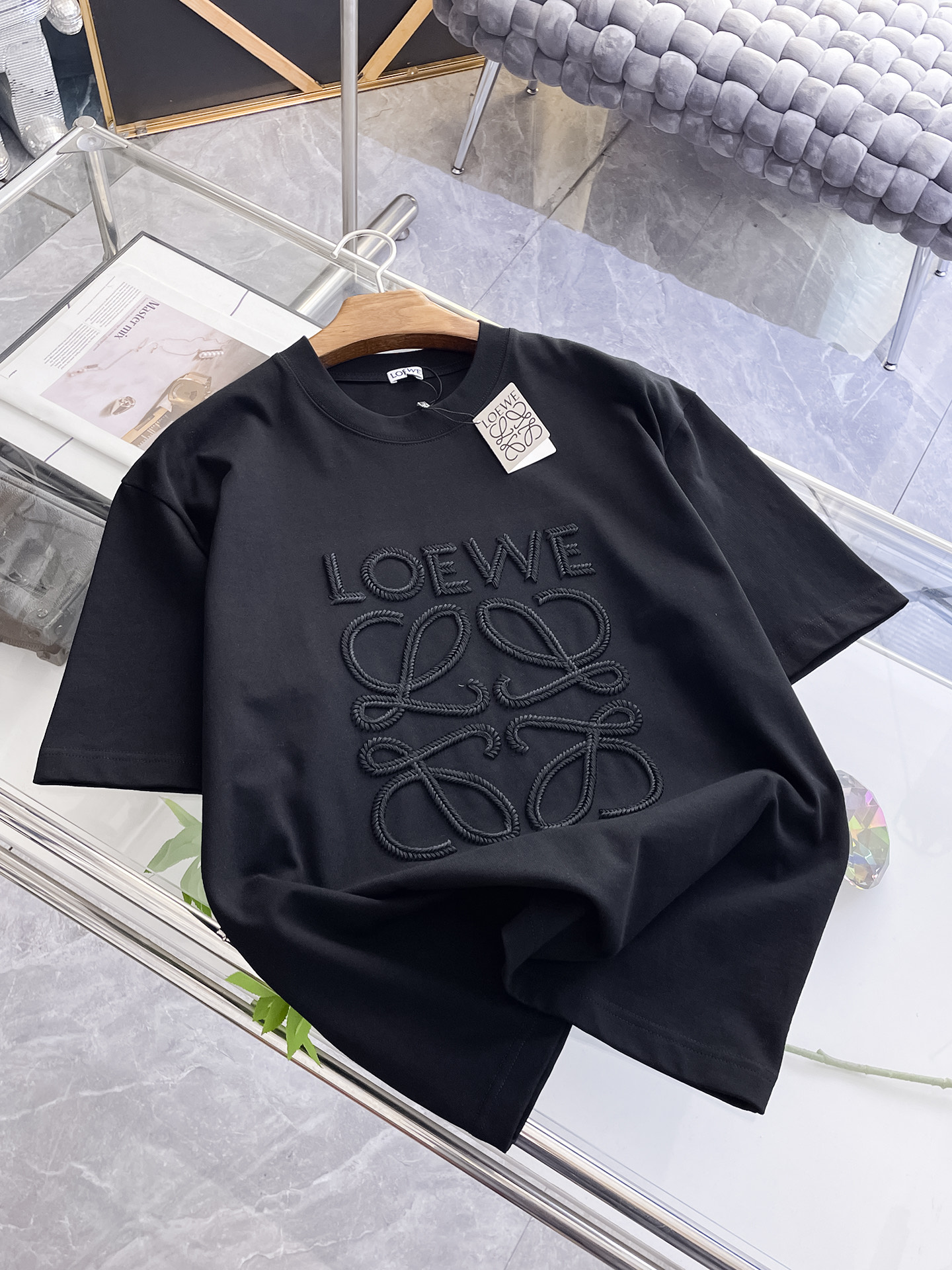 NO:457303,The latest fabric of ss Luo Yiwei pure cotton!  Classic logo pattern logo stylish simple trendy short sleeves, the top quality counter original single short sleeves, the top-level production process imported fabric, the unique design of the counter model, using imported high-end customized fabrics. The official website is on sale!  Excellent fabric style, size M-3XL, loewe, T-shirt, alexander wang19860909ss罗意威纯棉最新面料！经典标识图案logo时尚简约潮流短袖,最顶级的品质专柜原单短袖,顶级制作工艺进口面料,专柜款独特设计,采用进口高端订制面料.官网在售！面料版型超赞 码数M-3XL,,loewe,T-shirt,alexander wang,Men's clothing