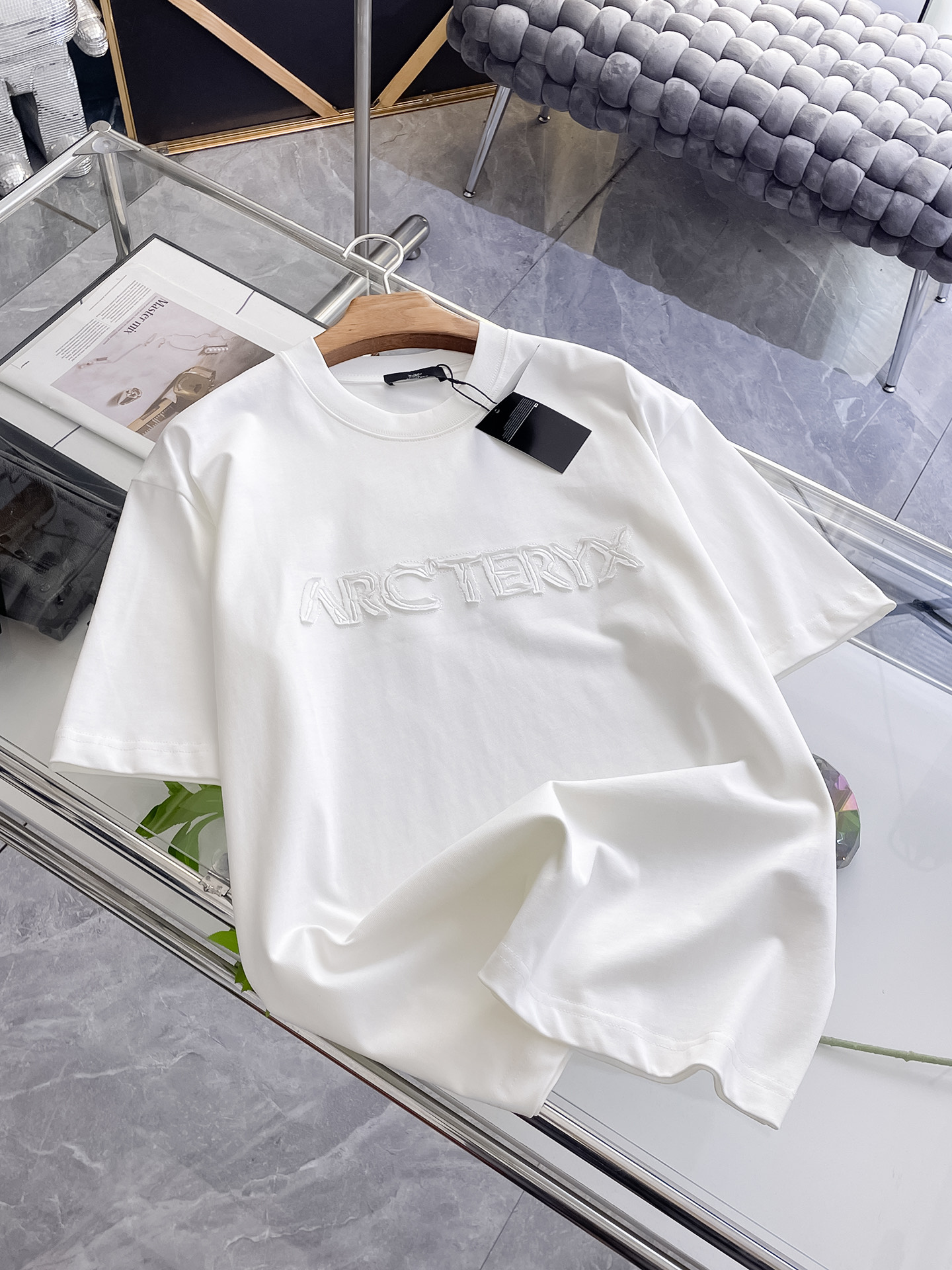 NO:496232,The latest fabric of Ss Archaeoptera pure cotton, classic logo, logo, fashionable, simple and trendy short sleeves, the top quality counter original single short sleeves, the top production process imported fabric, the unique design of the counter model, using imported high-end customized fabrics. The official website is on sale!  Fabric style, size..Black and white M-2XL,arc'teryx,T-shirt,alexander wang19860909ss始祖鸟纯棉最新面料经典标识图案logo时尚简约潮流短袖,最顶级的品质专柜原单短袖,顶级制作工艺进口面料,专柜款独特设计,采用进口高端订制面料.官网在售！面料版型超赞 码数..黑白色 M-2XL,arc'teryx,T-shirt,alexander wang,Men's clothing