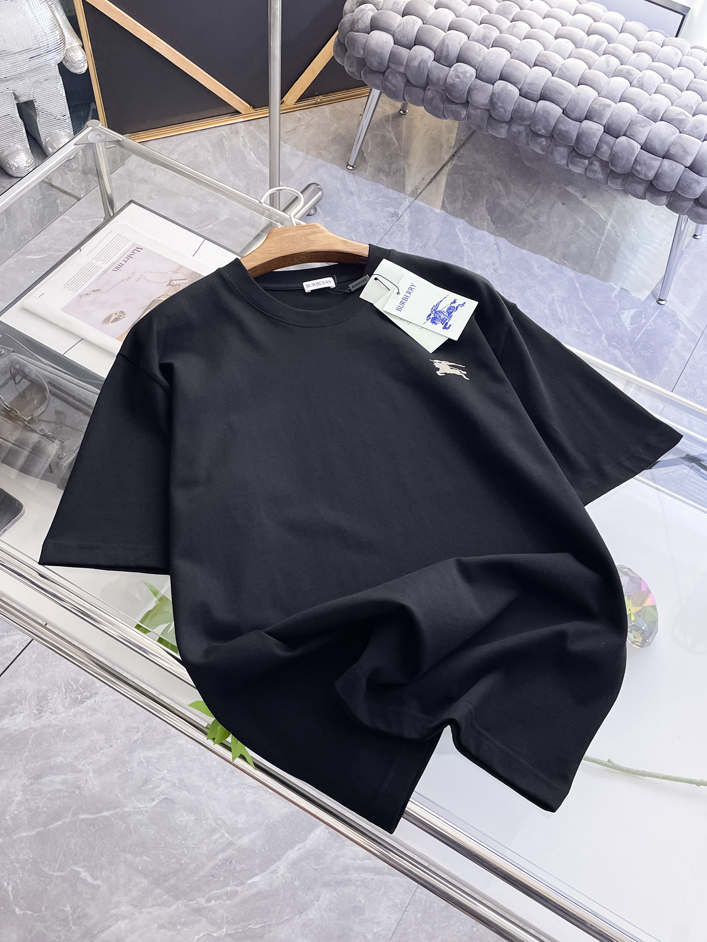 NO:496284,The latest fabric of Ss Archaeoptera pure cotton, classic logo, logo, fashionable, simple and trendy short sleeves, the top quality counter original single short sleeves, the top production process imported fabric, the unique design of the counter model, using imported high-end customized fabrics. The official website is on sale!  Fabric style, size..Black and white M-2XL,arc'teryx,T-shirt,alexander wang19860909ss始祖鸟纯棉最新面料经典标识图案logo时尚简约潮流短袖,最顶级的品质专柜原单短袖,顶级制作工艺进口面料,专柜款独特设计,采用进口高端订制面料.官网在售！面料版型超赞 码数..黑白色 M-2XL,arc'teryx,T-shirt,alexander wang,Men's clothing