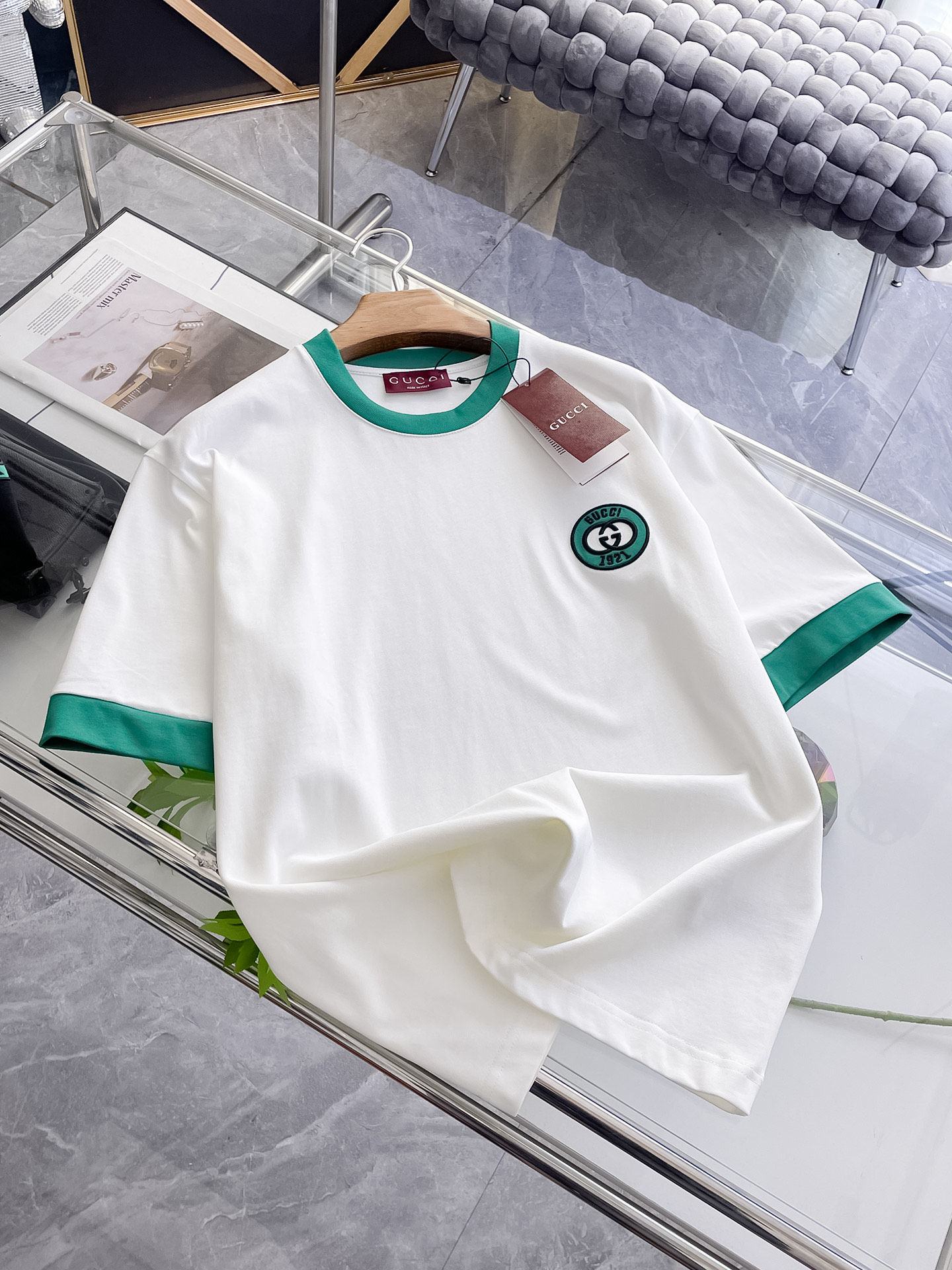 NO:515485,Ss Gucci pure cotton latest fabric classic logo pattern logo fashionable simple trendy short sleeves, the top quality counter original single short sleeves, top production craft imported fabrics, unique design of the counter model, using imported high-end customized fabrics. The official website is on sale!  Excellent fabric fit, size..Black and white M-2XL, gucci, T-shirt, alexander wang19860909ss古驰纯棉最新面料经典标识图案logo时尚简约潮流短袖,最顶级的品质专柜原单短袖,顶级制作工艺进口面料,专柜款独特设计,采用进口高端订制面料.官网在售！面料版型超赞 码数..黑白色 M-2XL,,gucci,T-shirt,alexander wang,Men's clothing