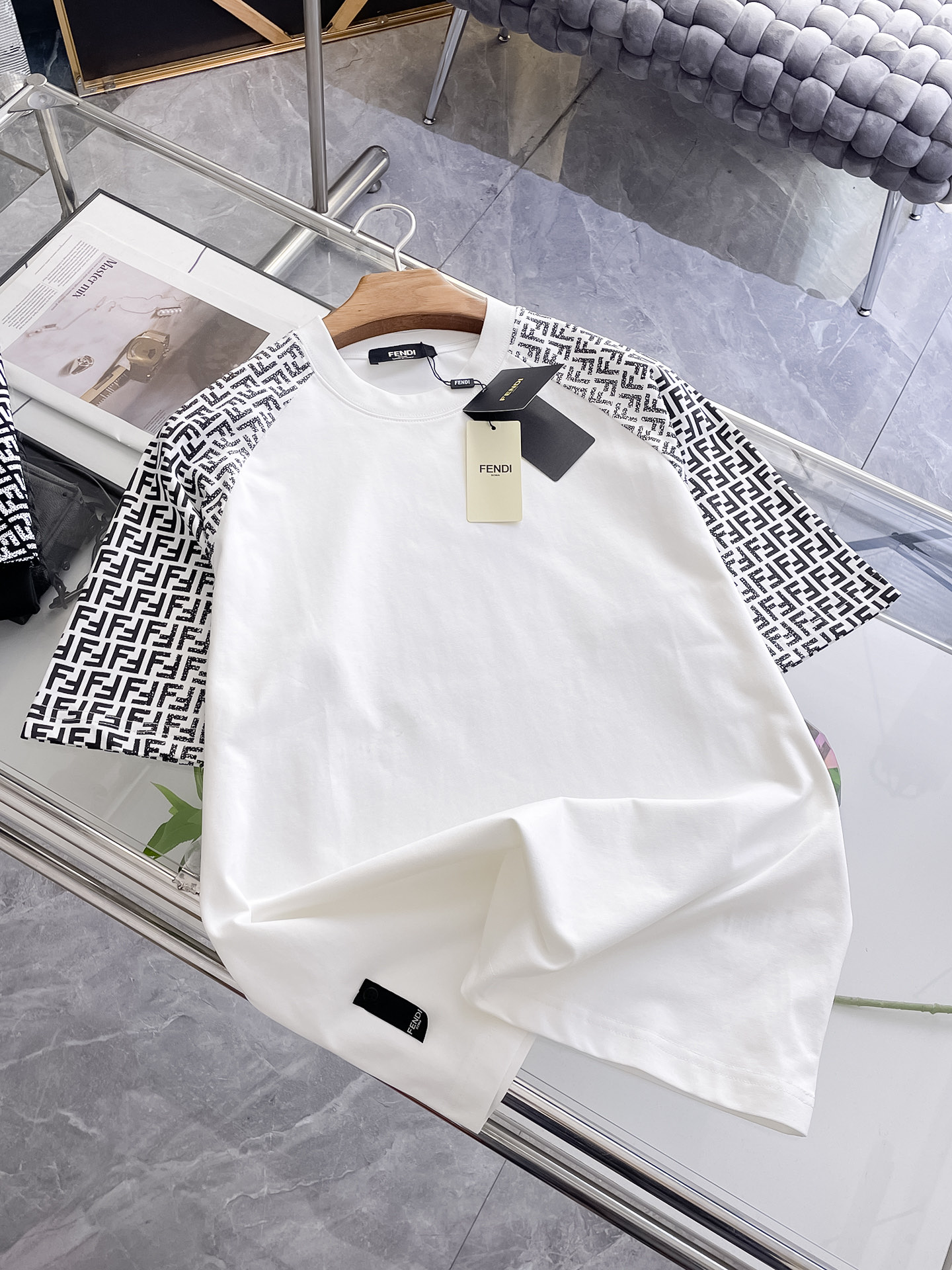 NO:515487,Ss Fendi pure cotton latest fabric classic logo pattern logo fashionable simple trendy short sleeves, the top quality counter original single short sleeves, top production craft imported fabrics, unique design of the counter model, using imported high-end customized fabrics. The official website is on sale!  Excellent fabric pattern, size..Black and white M-2XL,,fendi,T-shirt,alexander wang19860909ss芬迪纯棉最新面料经典标识图案logo时尚简约潮流短袖,最顶级的品质专柜原单短袖,顶级制作工艺进口面料,专柜款独特设计,采用进口高端订制面料.官网在售！面料版型超赞 码数..黑白色 M-2XL,,fendi,T-shirt,alexander wang,Men's clothing