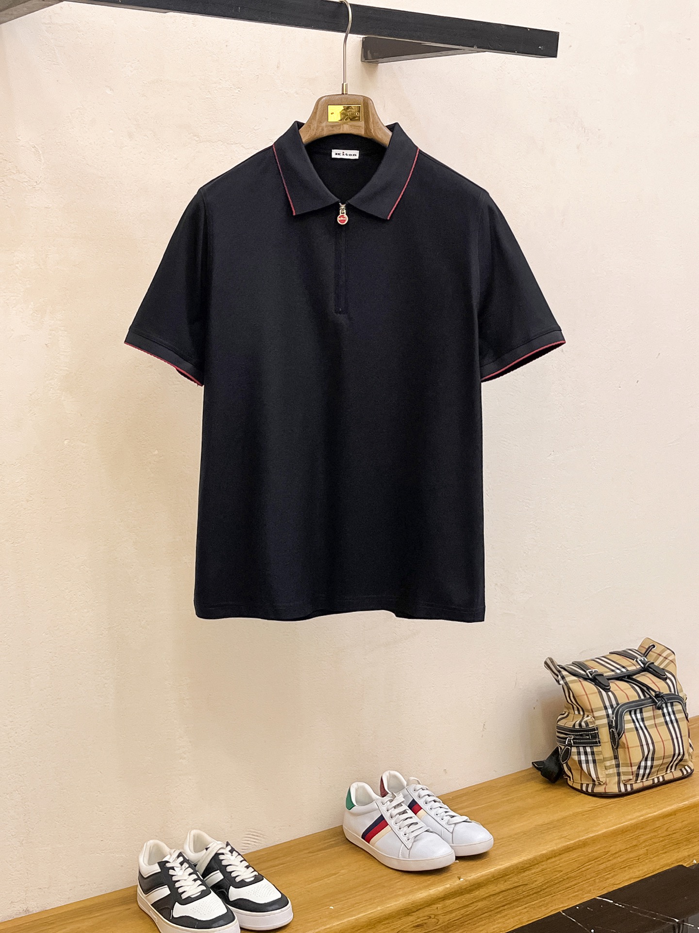  kiton 𝟏𝟎𝟎%新疆长绒棉 面料柔软舒适透气
2025 夏季 限量款短袖Polo系列
𝗦𝗜𝗭𝗘：𝗠