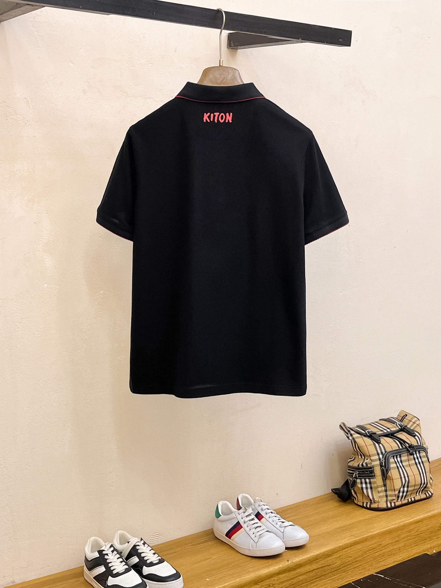  kiton 𝟏𝟎𝟎%新疆长绒棉 面料柔软舒适透气
2025 夏季 限量款短袖Polo系列
𝗦𝗜𝗭𝗘：𝗠