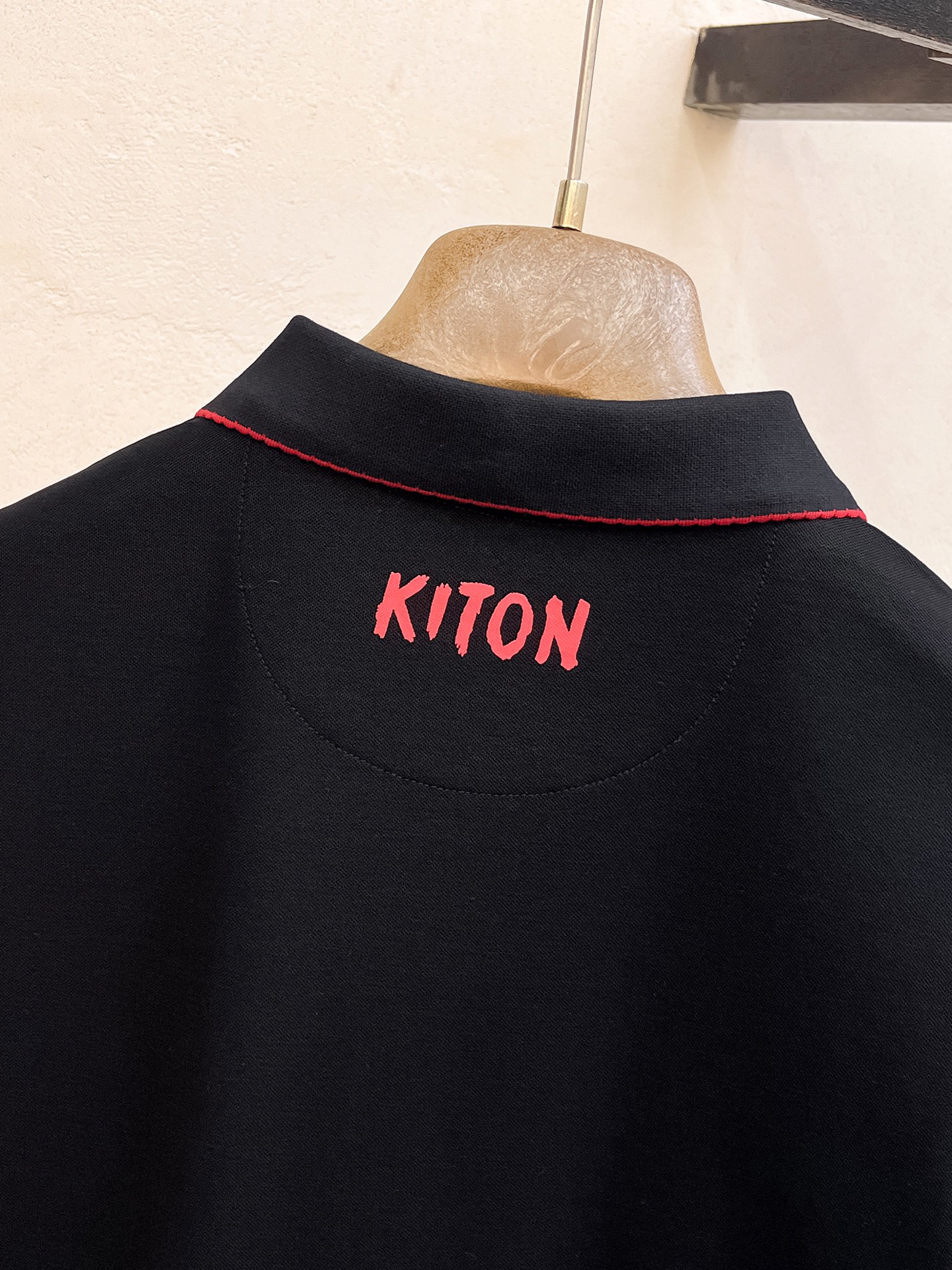  kiton 𝟏𝟎𝟎%新疆长绒棉 面料柔软舒适透气
2025 夏季 限量款短袖Polo系列
𝗦𝗜𝗭𝗘：𝗠