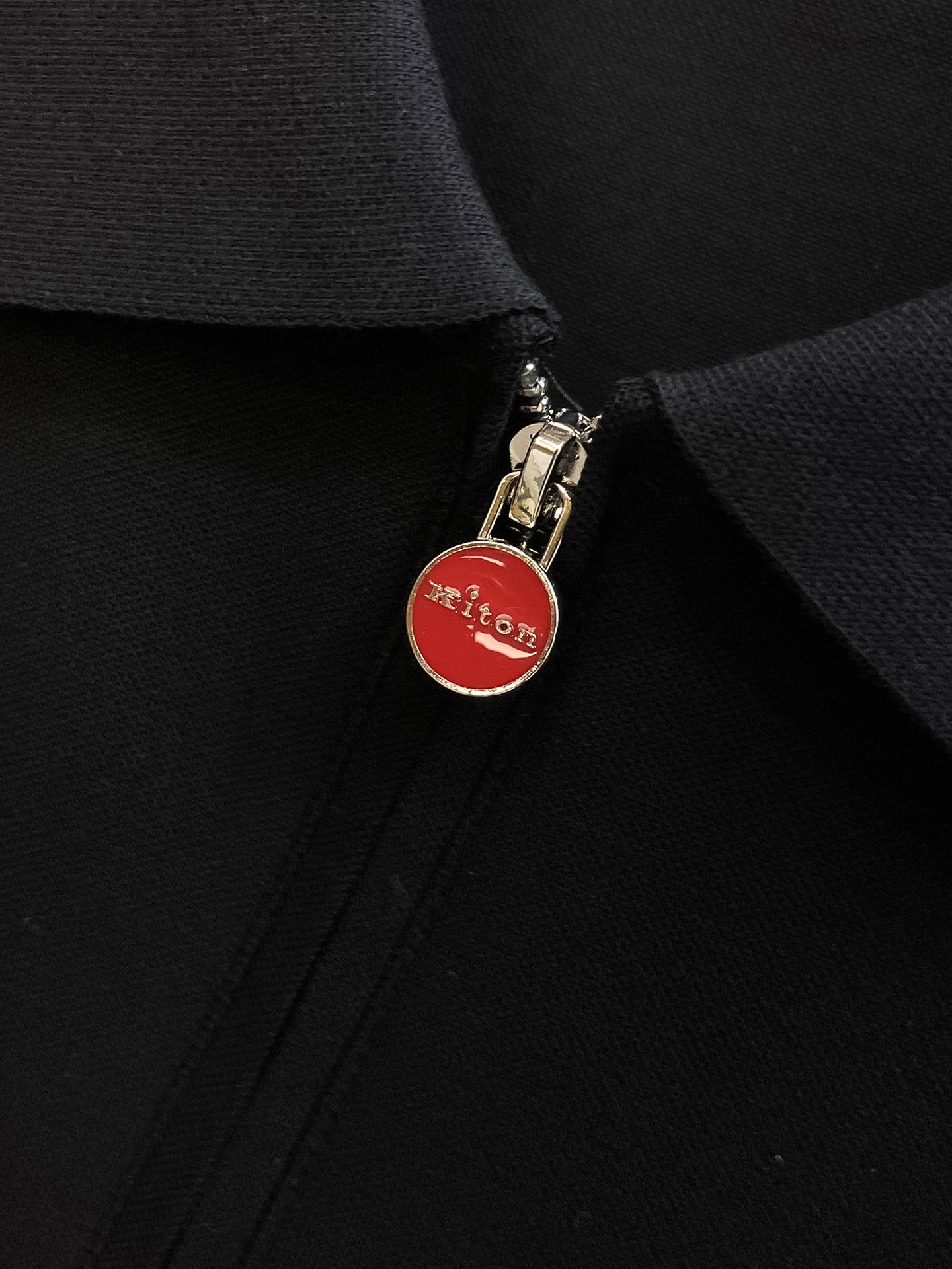  kiton 𝟏𝟎𝟎%新疆长绒棉 面料柔软舒适透气
2025 夏季 限量款短袖Polo系列
𝗦𝗜𝗭𝗘：𝗠