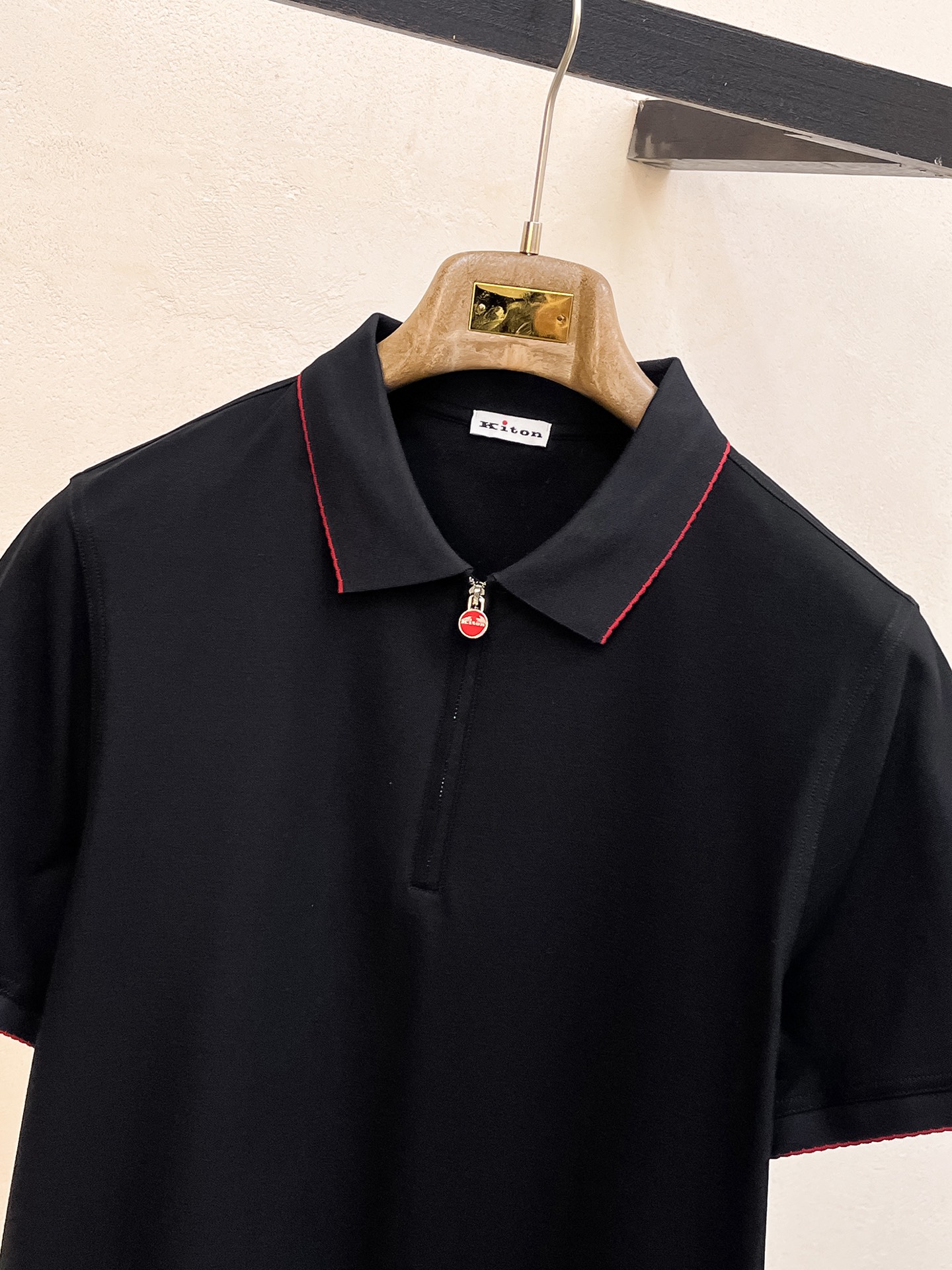  kiton 𝟏𝟎𝟎%新疆长绒棉 面料柔软舒适透气
2025 夏季 限量款短袖Polo系列
𝗦𝗜𝗭𝗘：𝗠