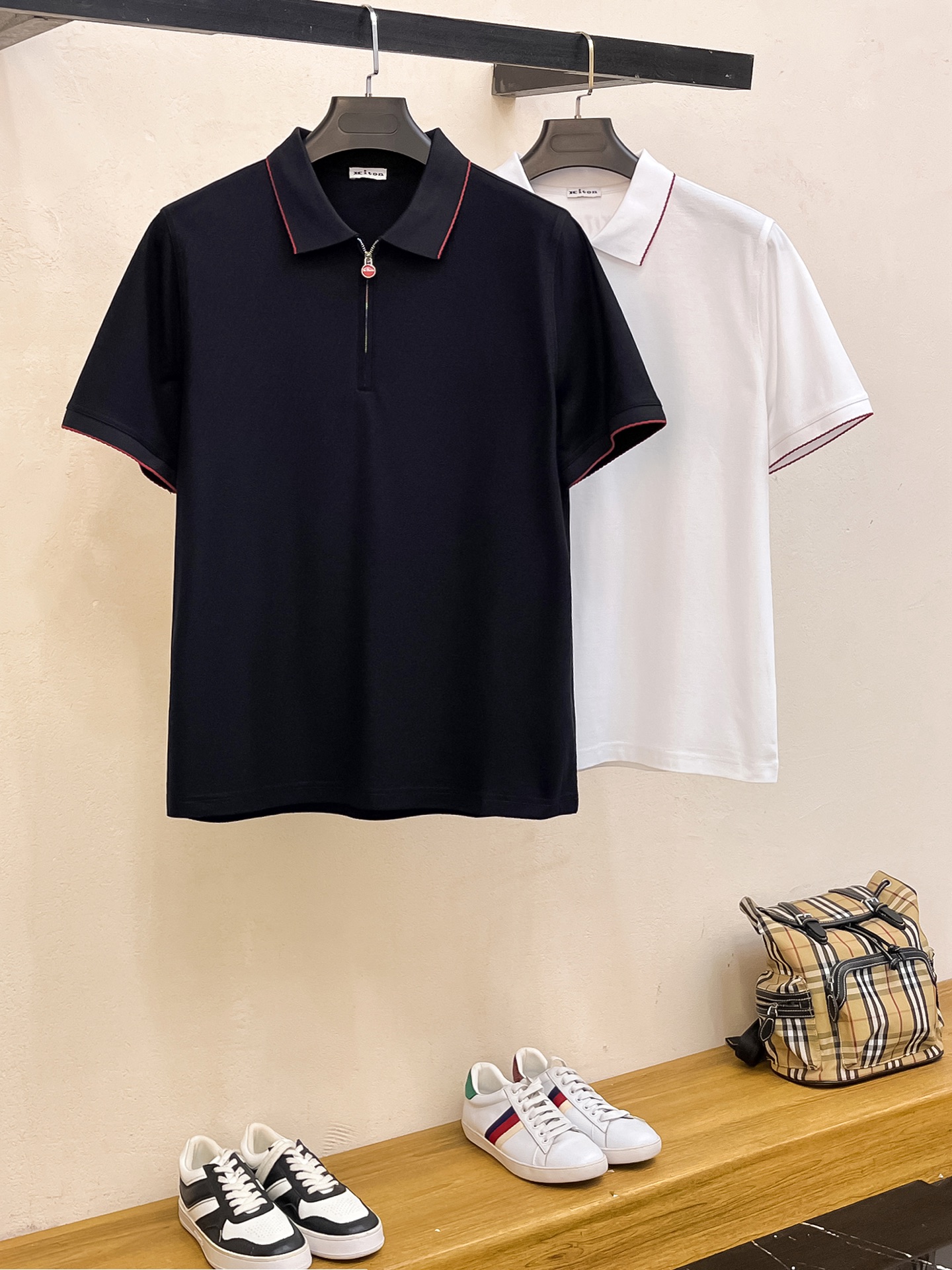  kiton 𝟏𝟎𝟎%新疆长绒棉 面料柔软舒适透气
2025 夏季 限量款短袖Polo系列
𝗦𝗜𝗭𝗘：𝗠