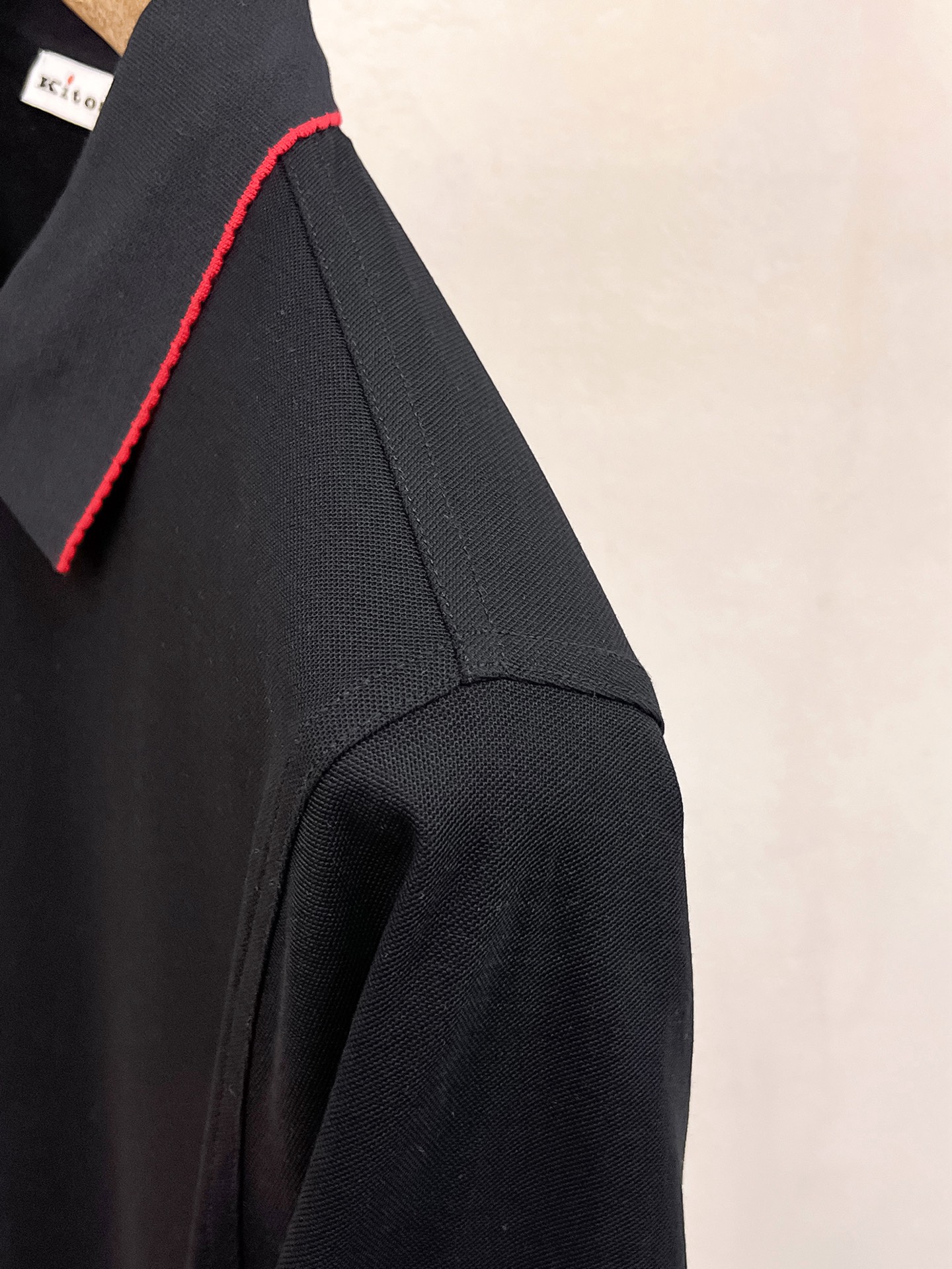  kiton 𝟏𝟎𝟎%新疆长绒棉 面料柔软舒适透气
2025 夏季 限量款短袖Polo系列
𝗦𝗜𝗭𝗘：𝗠