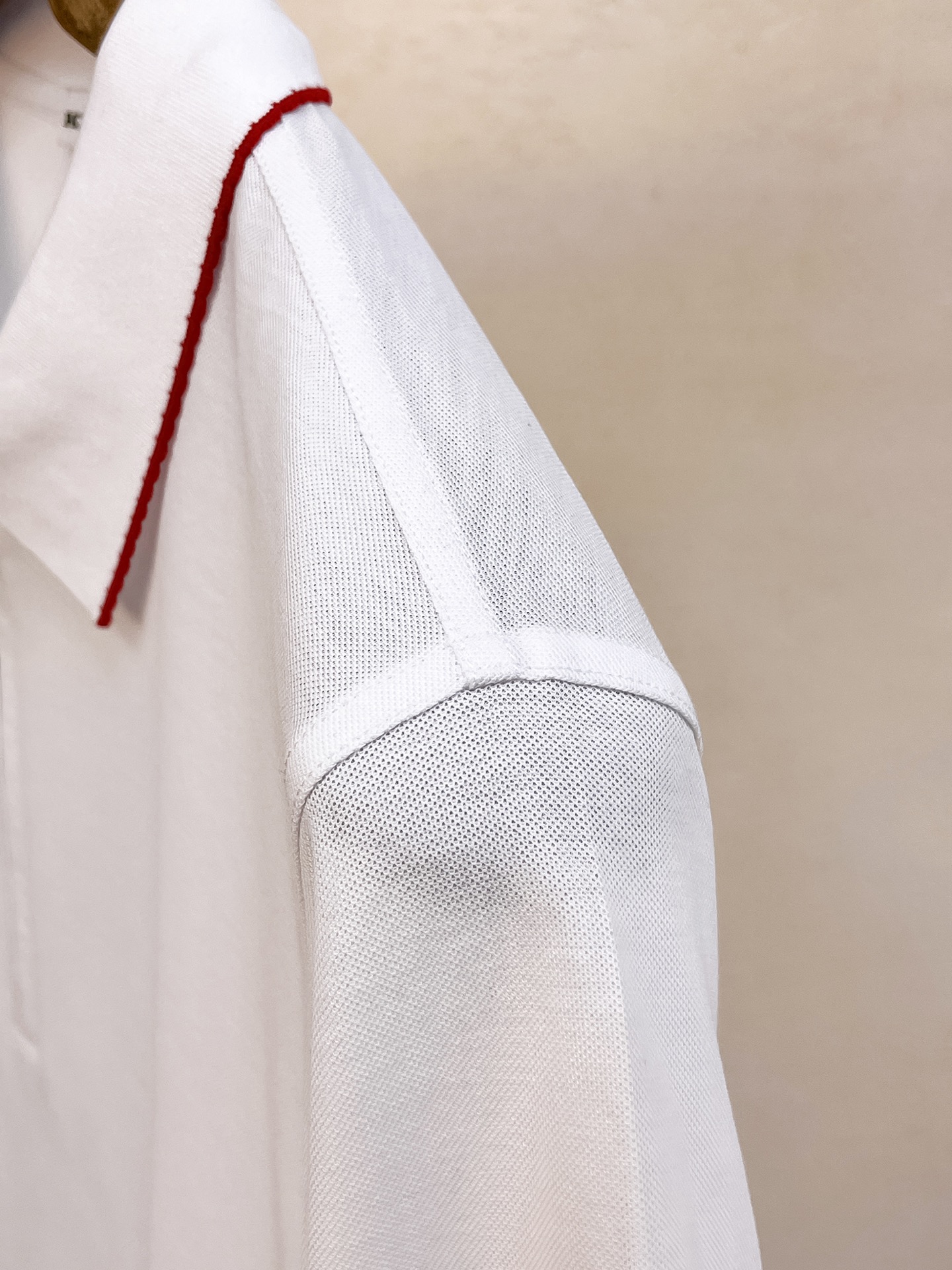  kiton 𝟏𝟎𝟎%新疆长绒棉 面料柔软舒适透气
2025 夏季 限量款短袖Polo系列
𝗦𝗜𝗭𝗘：𝗠