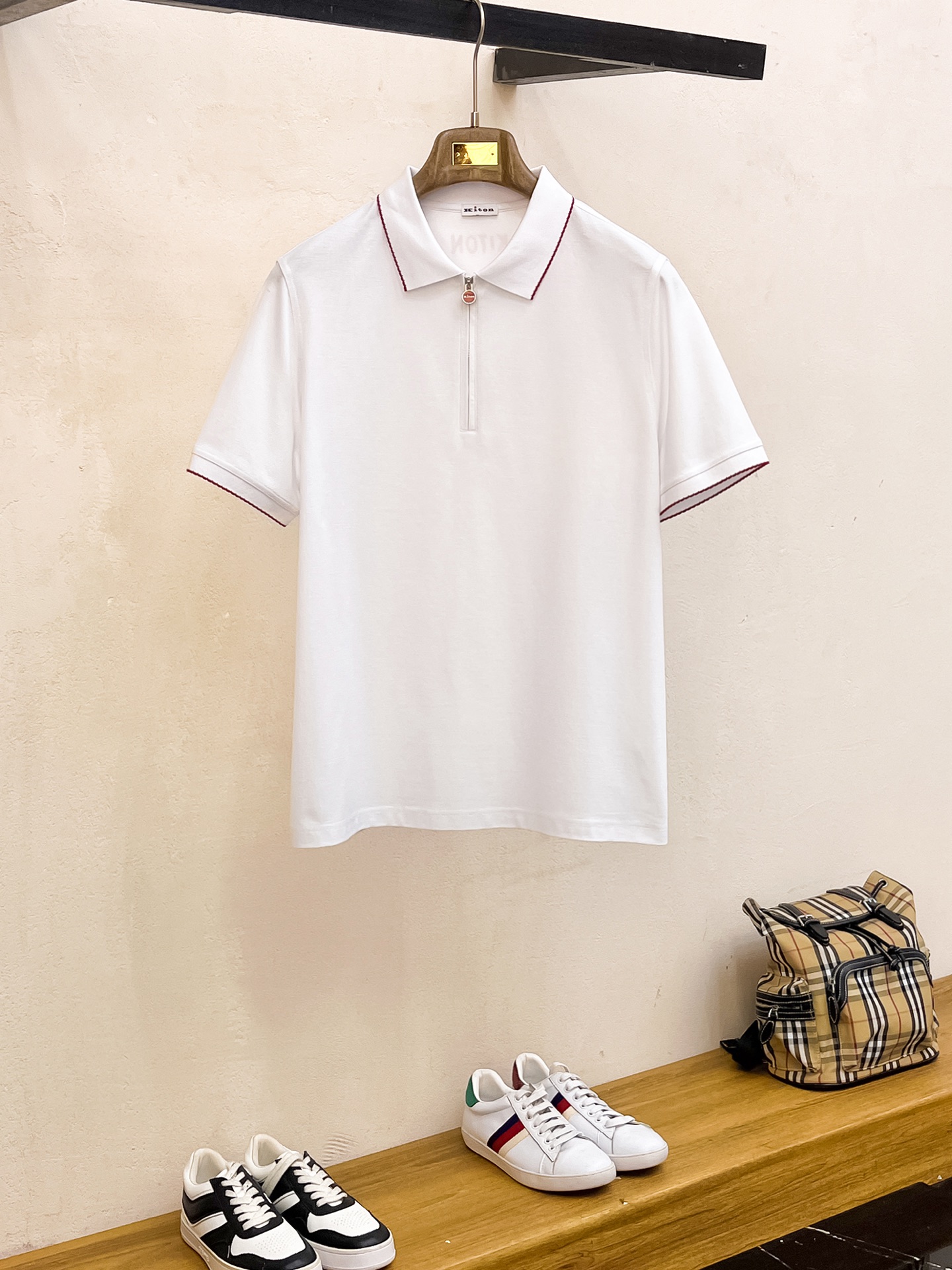  kiton 𝟏𝟎𝟎%新疆长绒棉 面料柔软舒适透气
2025 夏季 限量款短袖Polo系列
𝗦𝗜𝗭𝗘：𝗠