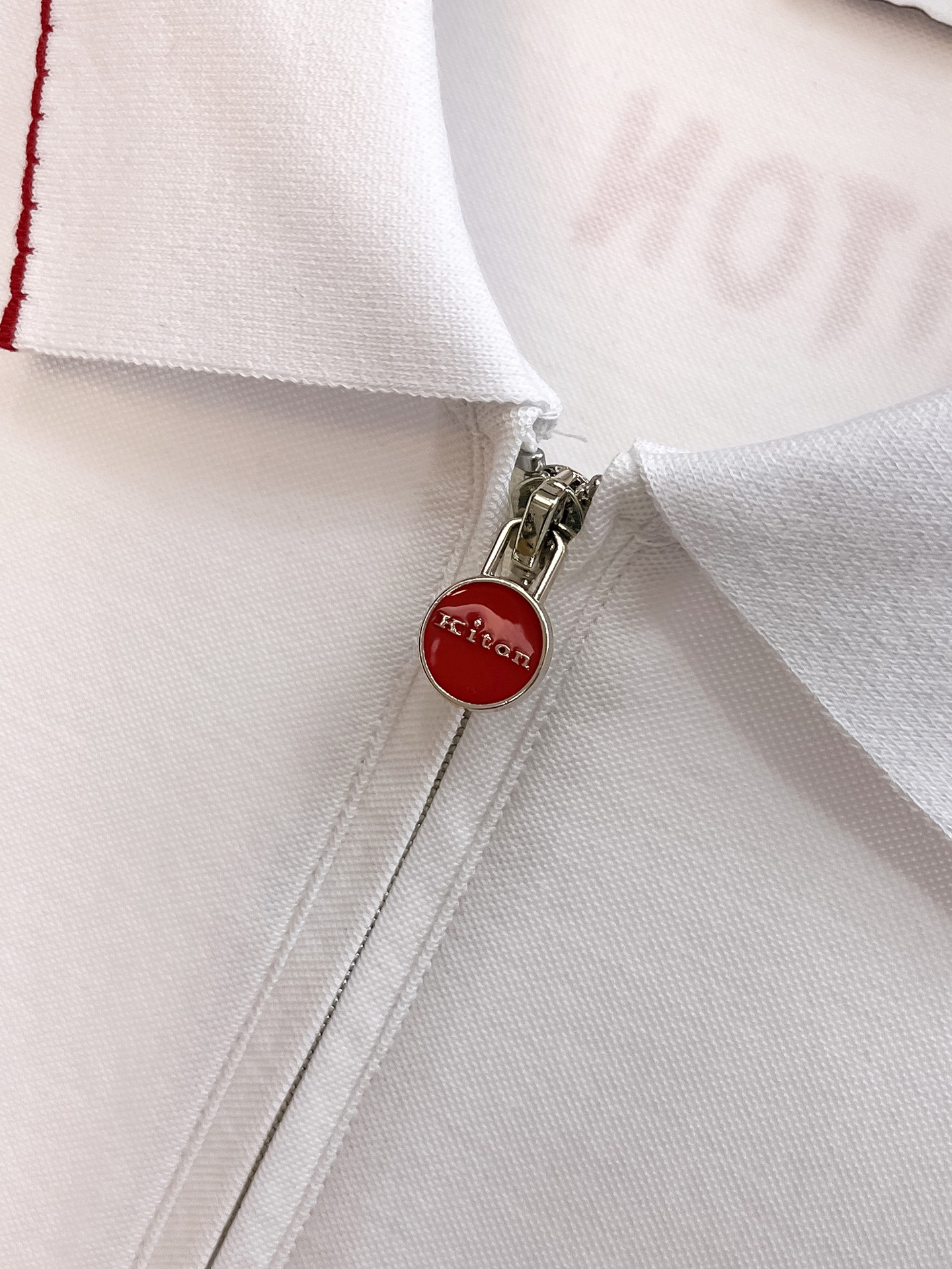  kiton 𝟏𝟎𝟎%新疆长绒棉 面料柔软舒适透气
2025 夏季 限量款短袖Polo系列
𝗦𝗜𝗭𝗘：𝗠