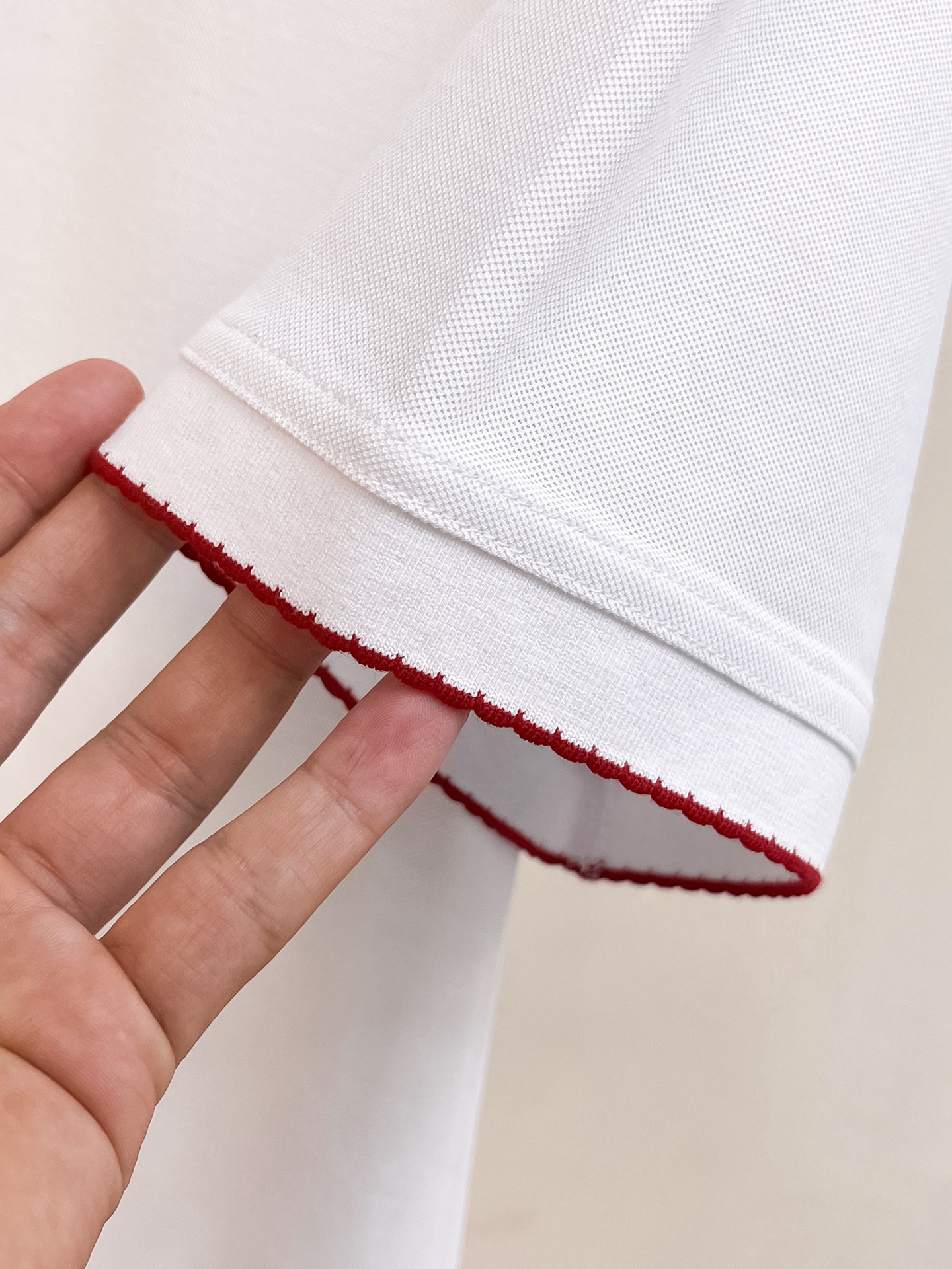  kiton 𝟏𝟎𝟎%新疆长绒棉 面料柔软舒适透气
2025 夏季 限量款短袖Polo系列
𝗦𝗜𝗭𝗘：𝗠