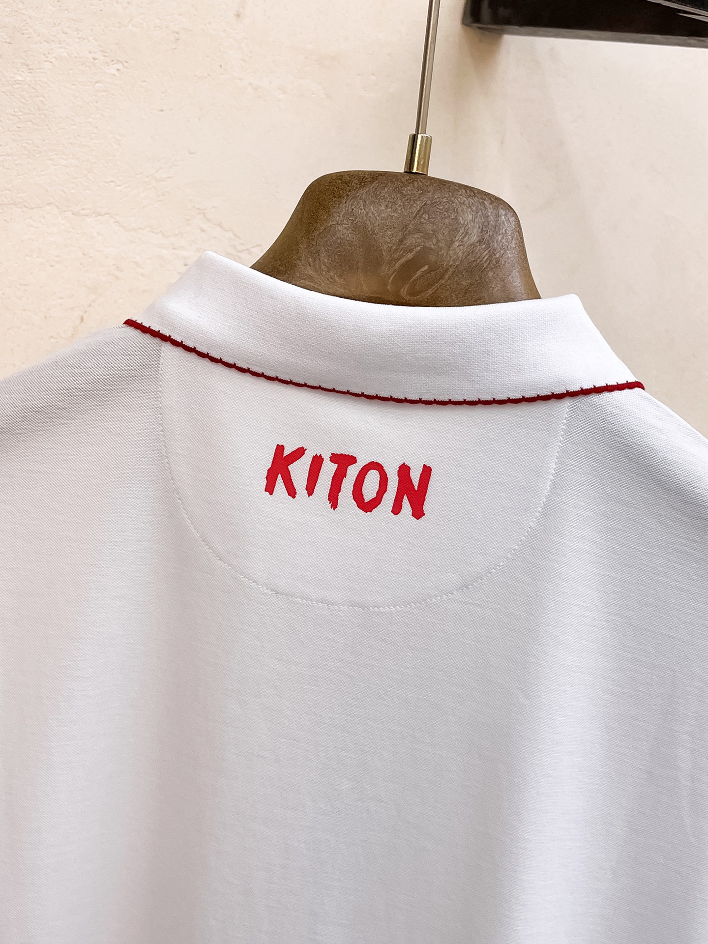  kiton 𝟏𝟎𝟎%新疆长绒棉 面料柔软舒适透气
2025 夏季 限量款短袖Polo系列
𝗦𝗜𝗭𝗘：𝗠