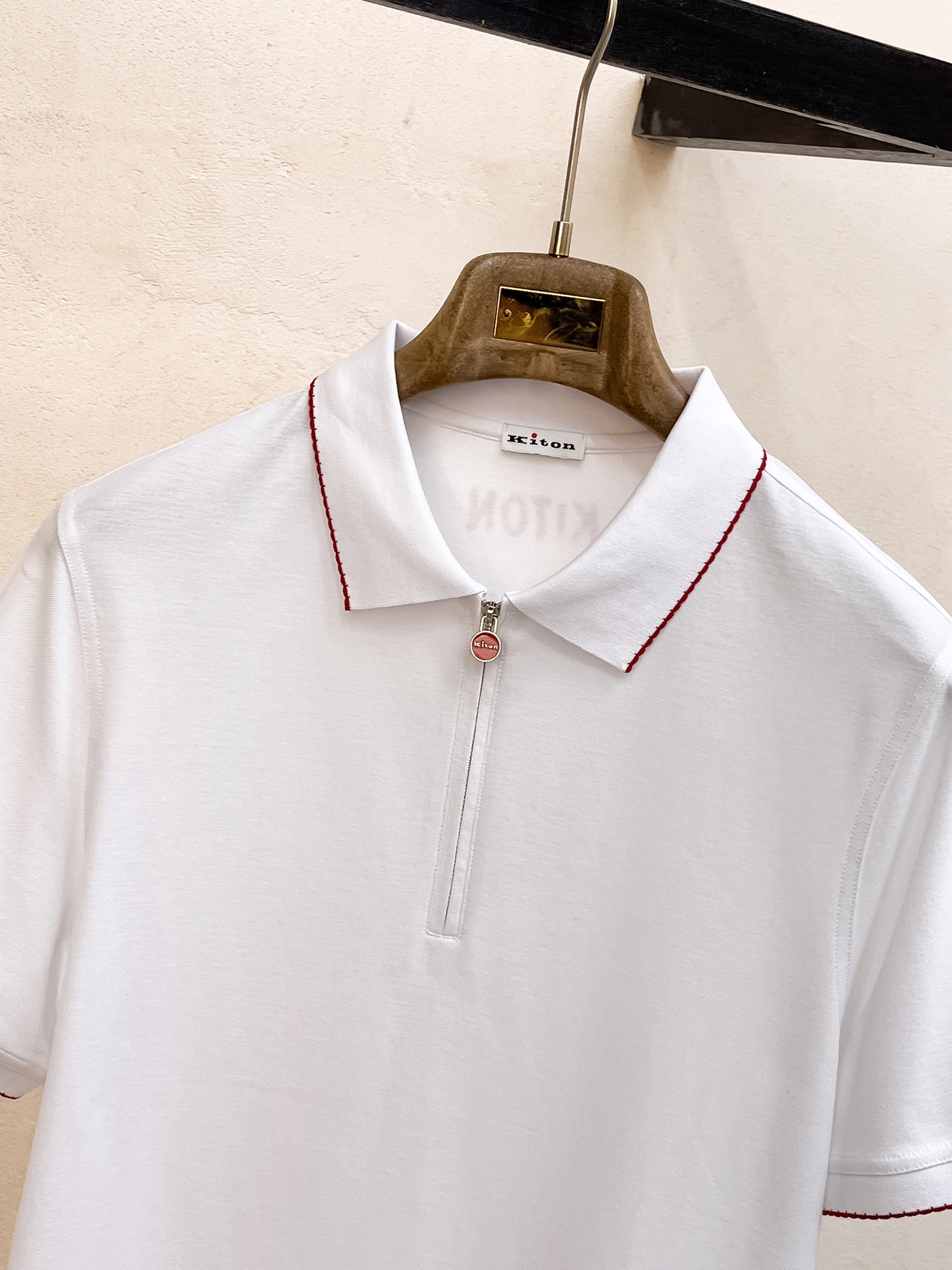  kiton 𝟏𝟎𝟎%新疆长绒棉 面料柔软舒适透气
2025 夏季 限量款短袖Polo系列
𝗦𝗜𝗭𝗘：𝗠