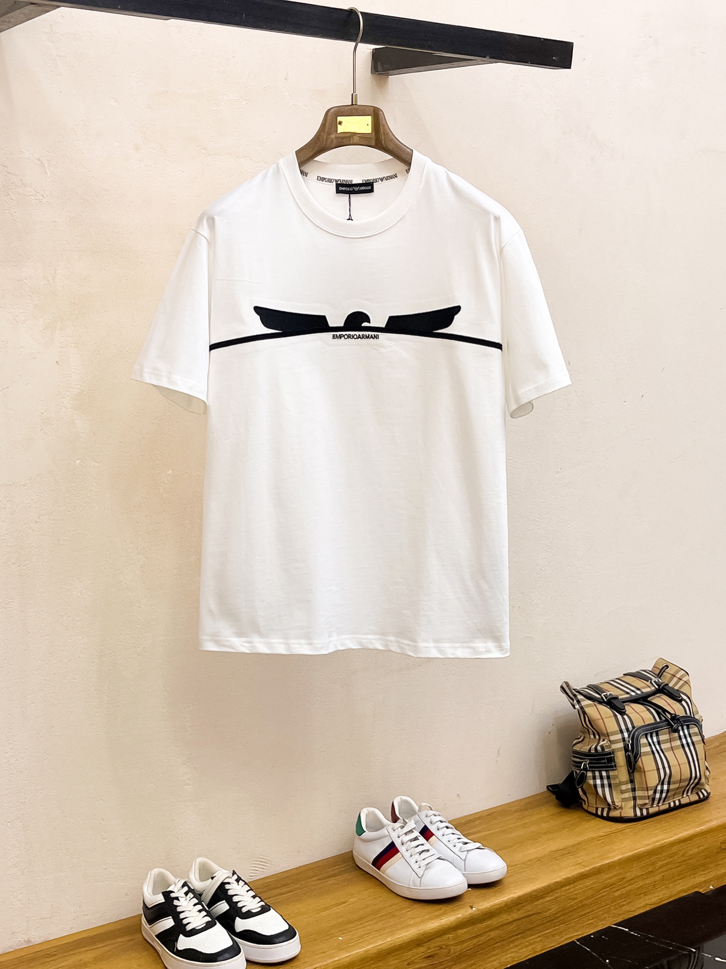 NO:455394,Armani's new short-sleeved T-shirt for summer 2025, the personalized art series exclusively launched on the entire network. The versatile details are perfectly processed and pure cotton fabric is very exquisite. Original fabric. The same high-quality and comfortable hand feels very fashionable and personalized. A super versatile and beautiful style for men and women. The same color is black and white. The number of numbers M-3XL, armani, T-shirt,tees, t-shirt,alexander wang19860909阿玛尼2025夏季新款短袖T恤,个性艺术系列全网独家首发 百搭款细节处理完美纯棉面料十分精致 原版面料 网红明星同款高版本 高品质手感非常舒服 时尚又个性 超级百搭好看的一款男女同款颜色黑、白 码数M-3XL,,armani,T-shirt,tees，t-shirt,alexander wang,Men's clothing