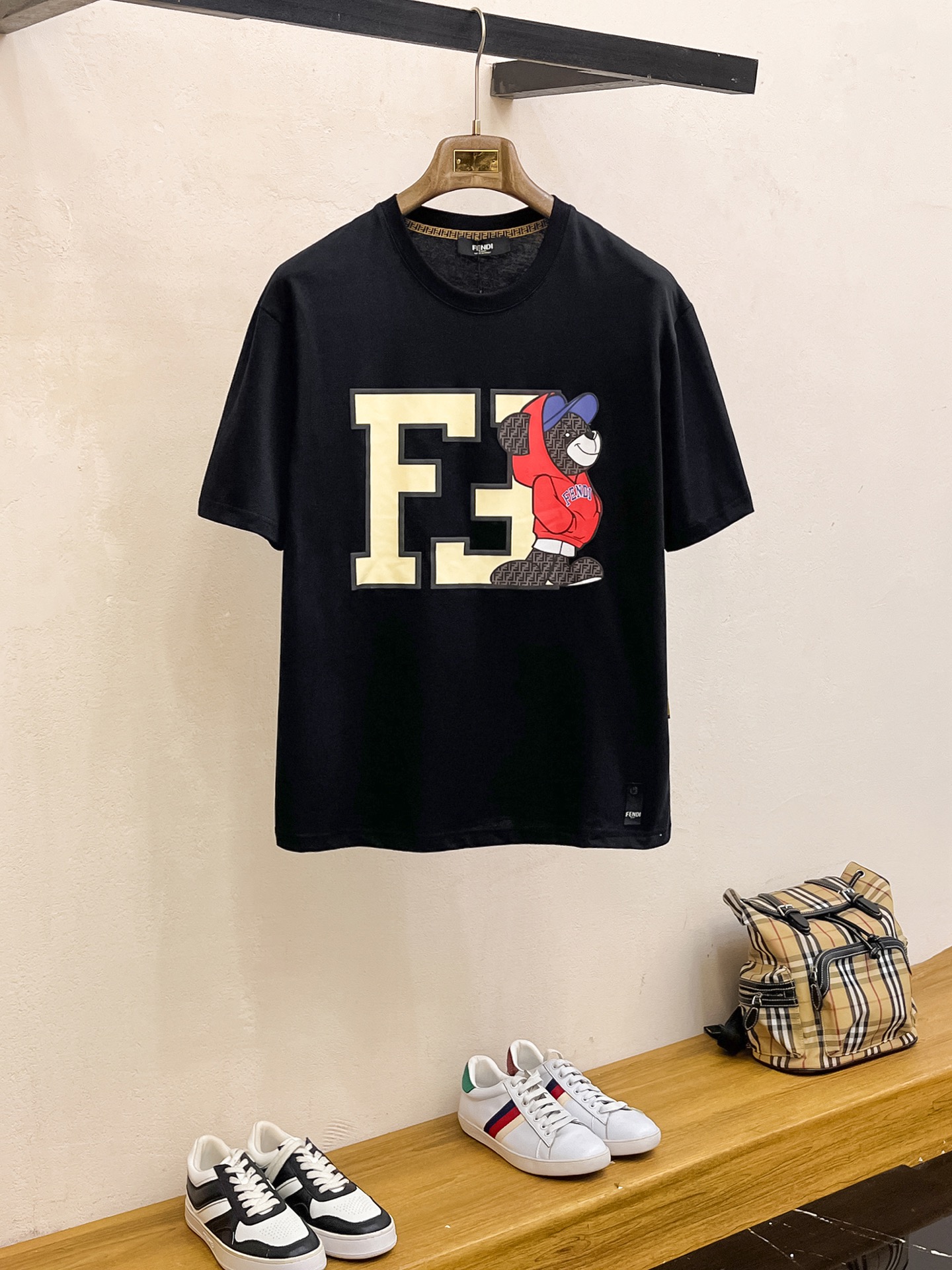 NO:465029,Fendi 2025 summer new short-sleeved T-shirt, the personalized art series exclusively released on the entire network. The versatile details are perfectly processed and pure cotton fabric is very exquisite. Original fabric. The same high-quality and comfortable hand feels very fashionable and personalized. A super versatile and beautiful style for men and women. The same color is black and white. M-3XL, fendi, T-shirt,tees, t-shirt,alexander wang19860909芬迪2025夏季新款短袖T恤,个性艺术系列全网独家首发 百搭款细节处理完美纯棉面料十分精致 原版面料 网红明星同款高版本 高品质手感非常舒服 时尚又个性 超级百搭好看的一款男女同款颜色黑、白 码数M-3XL,,fendi,T-shirt,tees，t-shirt,alexander wang,Men's clothing