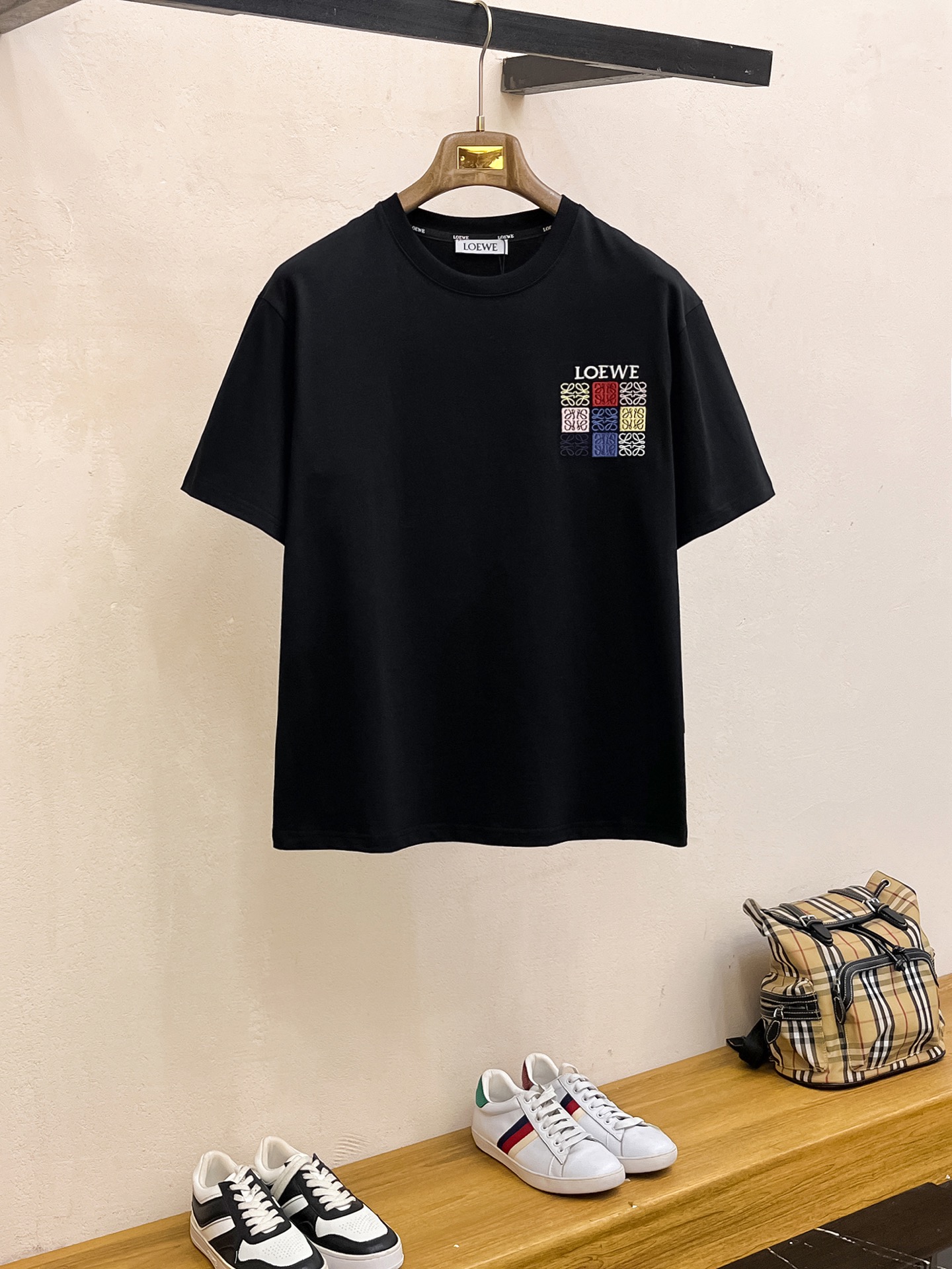 NO:465022,Luo Yiwei's new short-sleeved T-shirt in summer 2025, the personalized art series exclusively launched on the entire network. The versatile details are perfectly processed and pure cotton fabric is very exquisite. Original fabric. The same high-quality and comfortable hand feels very fashionable and personalized. A super versatile and beautiful style for men and women. The same color is black and white. The number of numbers M-3XL, loewe, T-shirt,tees, t-shirt,alexander wang19860909罗意威2025夏季新款短袖T恤,个性艺术系列全网独家首发 百搭款细节处理完美纯棉面料十分精致 原版面料 网红明星同款高版本 高品质手感非常舒服 时尚又个性 超级百搭好看的一款男女同款颜色黑、白 码数M-3XL,,loewe,T-shirt,tees，t-shirt,alexander wang,Men's clothing