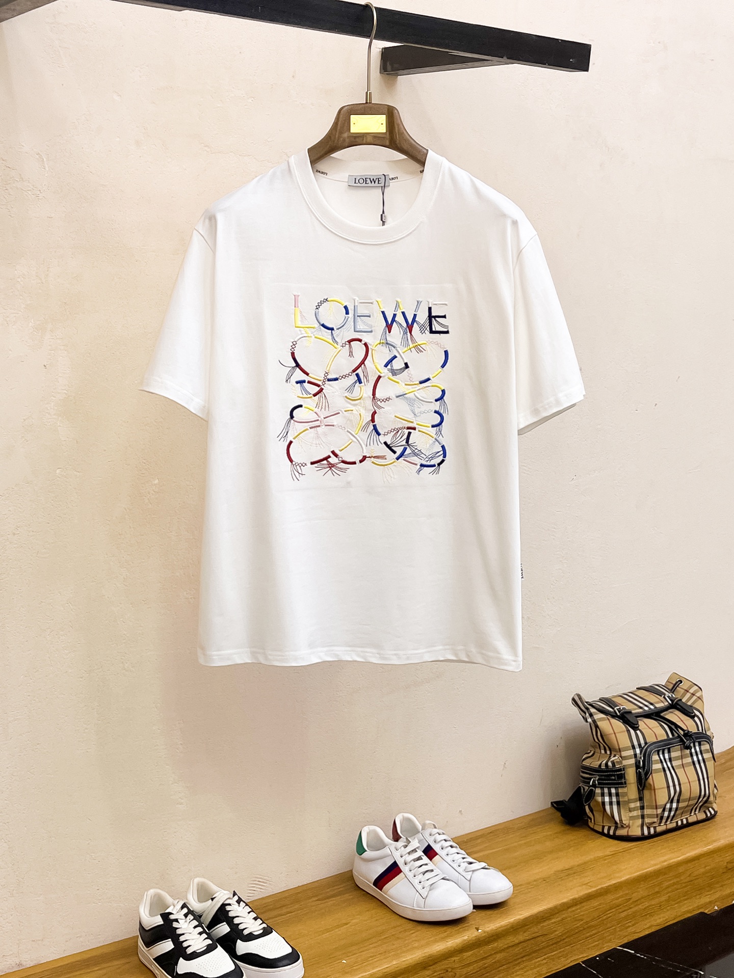 NO:455404,Luo Yiwei's new short-sleeved T-shirt in summer 2025, the personalized art series exclusively launched on the entire network. The versatile details are perfectly processed and pure cotton fabric is very exquisite. Original fabric. The same high-quality and comfortable hand feels very fashionable and personalized. A super versatile and beautiful style for men and women. The same color is black and white. The number of numbers M-3XL, loewe, T-shirt,tees, t-shirt,alexander wang19860909罗意威2025夏季新款短袖T恤,个性艺术系列全网独家首发 百搭款细节处理完美纯棉面料十分精致 原版面料 网红明星同款高版本 高品质手感非常舒服 时尚又个性 超级百搭好看的一款男女同款颜色黑、白 码数M-3XL,,loewe,T-shirt,tees，t-shirt,alexander wang,Men's clothing