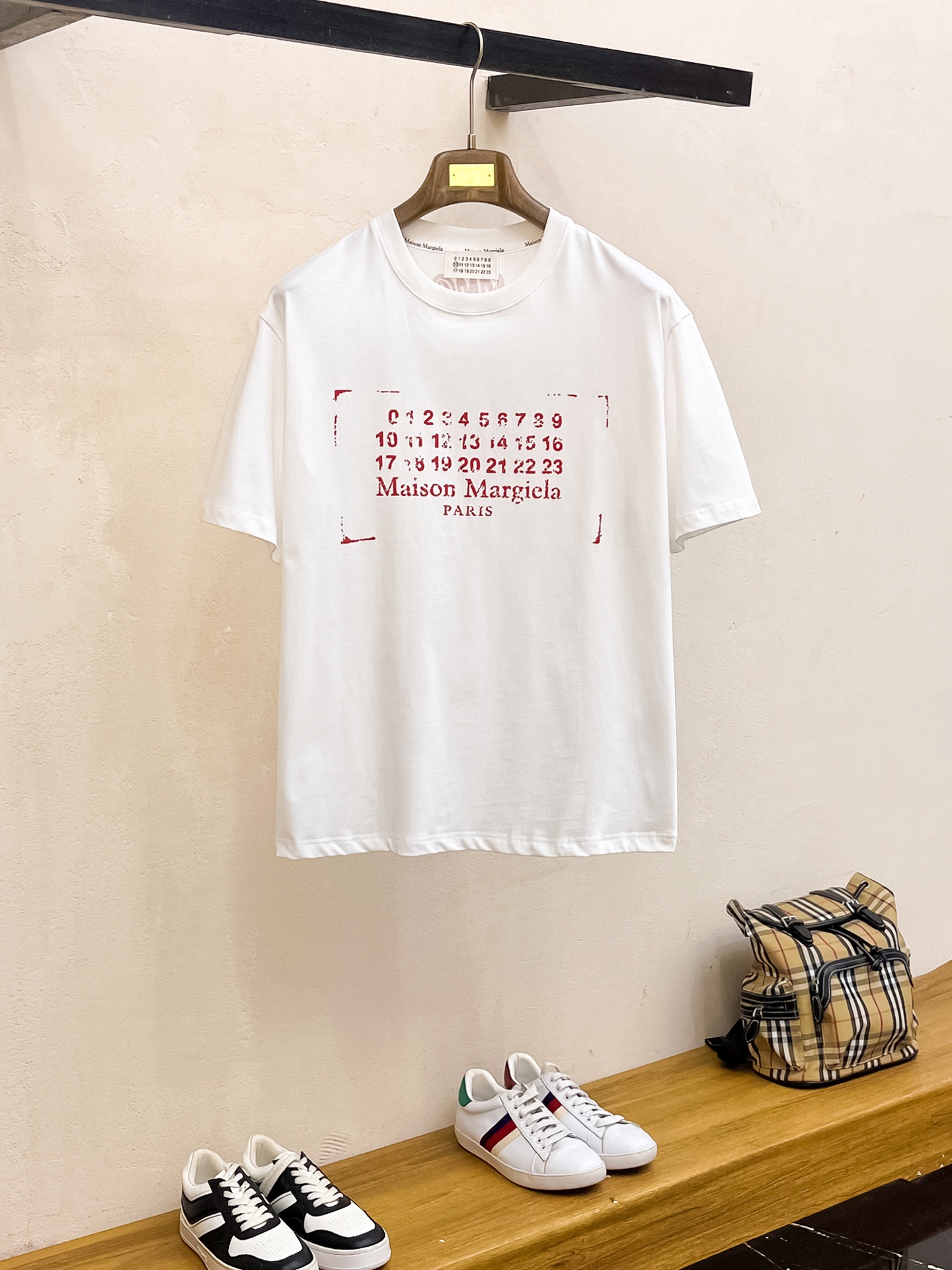 NO:455424,Magila's new short-sleeved T-shirt for summer 2025, the personalized art series exclusively released on the entire network. The versatile details are perfectly processed and pure cotton fabric is very exquisite. Original fabric. The same high-quality and comfortable hand feels very fashionable and personalized. A super versatile and beautiful style for men and women. The same color is black and white. The number of codes M-3XL,,masion margiela,T-shirt,tees,t-shirt,alexander wang19860909马吉拉2025夏季新款短袖T恤,个性艺术系列全网独家首发 百搭款细节处理完美纯棉面料十分精致 原版面料 网红明星同款高版本 高品质手感非常舒服 时尚又个性 超级百搭好看的一款男女同款颜色黑、白 码数M-3XL,,masion margiela,T-shirt,tees，t-shirt,alexander wang,Men's clothing