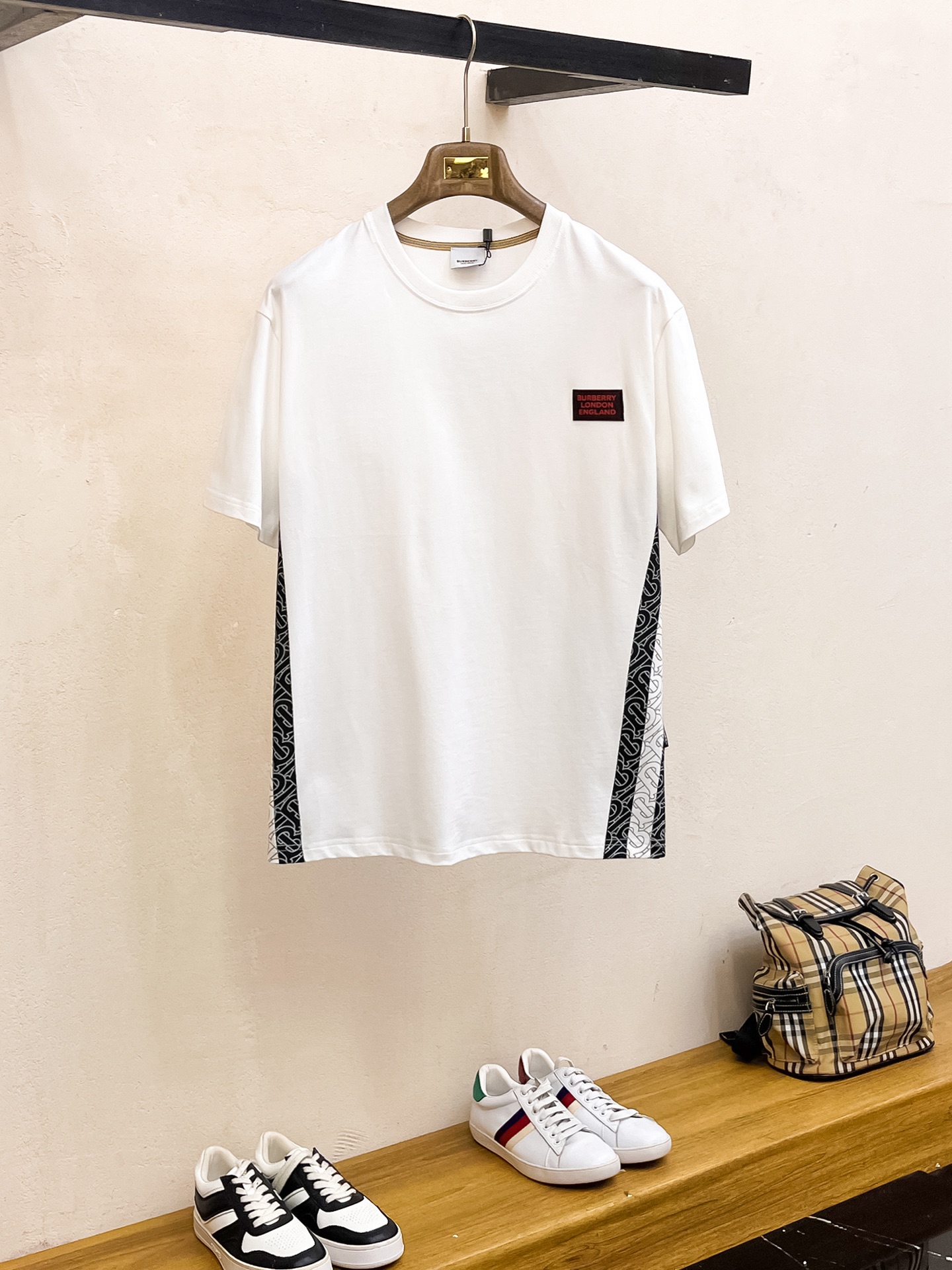 NO:455399,19860909巴宝莉2025夏季新款短袖T恤,个性艺术系列全网独家首发 百搭款细节处理完美纯棉面料十分精致 原版面料 网红明星同款高版本 高品质手感非常舒服 时尚又个性 超级百搭好看的一款男女同款颜色黑、白 码数M-3XL,,burberry,T-shirt,tees，t-shirt,alexander wang,Men's clothing