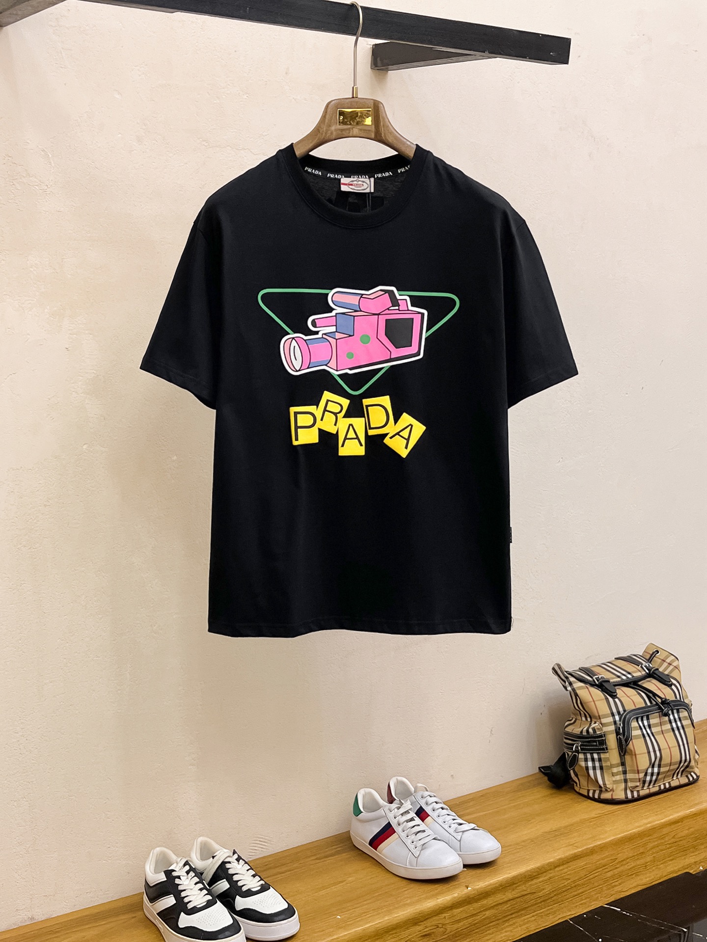 NO:465015,Prada's new short-sleeved T-shirt for summer 2025, the personalized art series exclusively launched on the entire network. The versatile details are perfectly processed and pure cotton fabric is very exquisite. Original fabric. The same high-quality and comfortable hand feels very fashionable and personalized. A super versatile and beautiful style for men and women. The same color is black and white. The number of numbers M-3XL, prada, T-shirt,tees, t-shirt,alexander wang19860909普拉达2025夏季新款短袖T恤,个性艺术系列全网独家首发 百搭款细节处理完美纯棉面料十分精致 原版面料 网红明星同款高版本 高品质手感非常舒服 时尚又个性 超级百搭好看的一款男女同款颜色黑、白 码数M-3XL,,prada,T-shirt,tees，t-shirt,alexander wang,Men's clothing