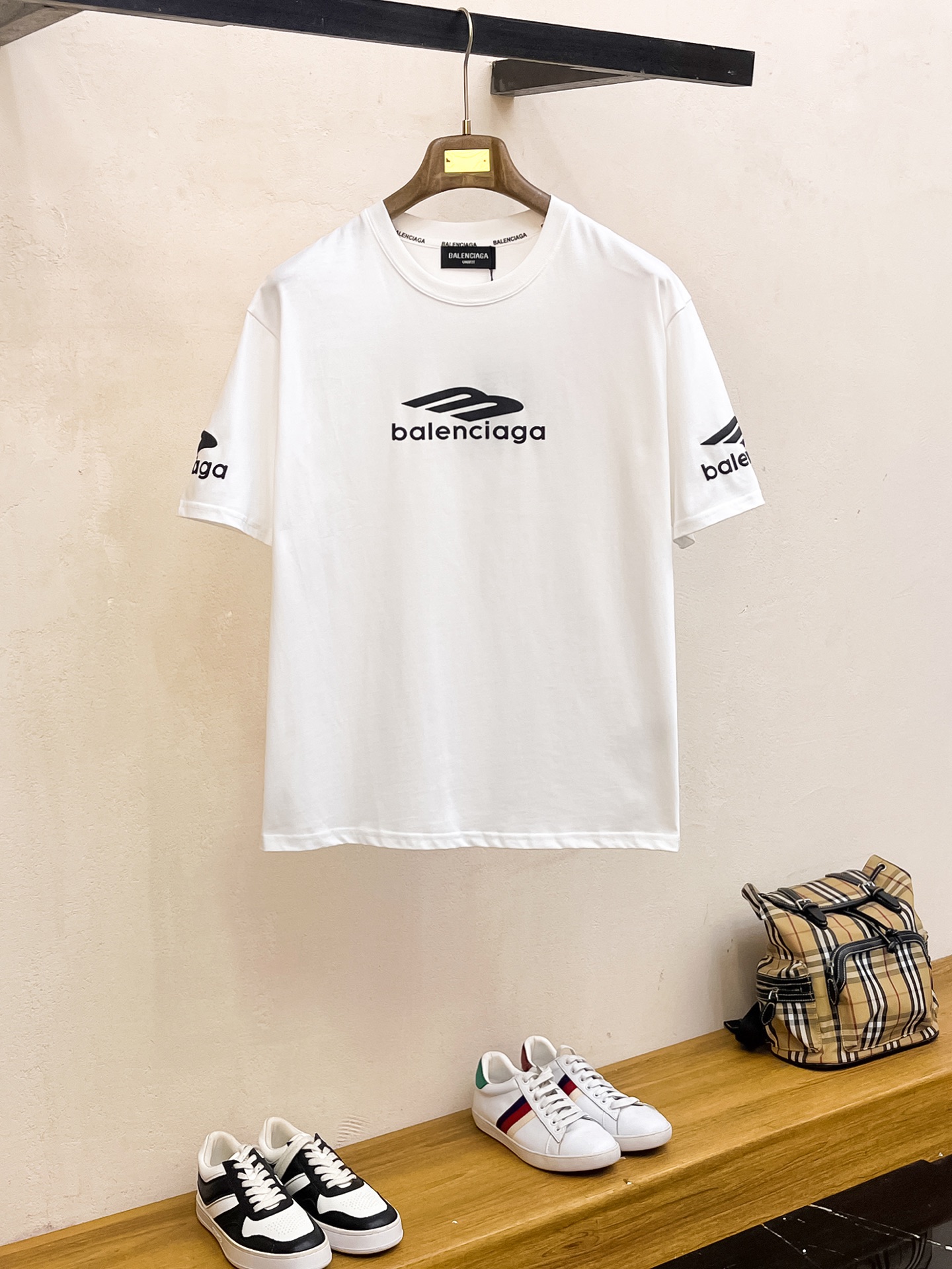 NO:455414,Balenciaga 2025 summer new short-sleeved T-shirt, the personalized art series exclusively released on the entire network. The versatile details are perfectly processed and pure cotton fabric is very exquisite. Original fabric. The same high-quality and comfortable hand feels very fashionable and personalized. A super versatile and beautiful style for men and women. The same color is black and white. M-3XL, balenciaga, T-shirt,tees, t-shirt,alexander wang19860909巴黎世家2025夏季新款短袖T恤,个性艺术系列全网独家首发 百搭款细节处理完美纯棉面料十分精致 原版面料 网红明星同款高版本 高品质手感非常舒服 时尚又个性 超级百搭好看的一款男女同款颜色黑、白 码数M-3XL,,balenciaga,T-shirt,tees，t-shirt,alexander wang,Men's clothing