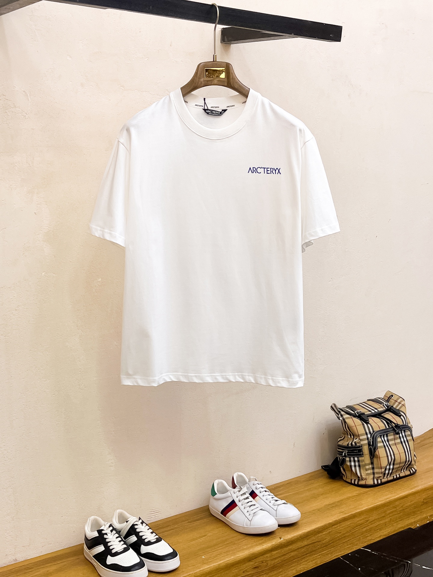 NO:455430,Archaeoptera Bird's new short-sleeved T-shirt in summer 2025, the personalized art series exclusively released on the entire network. The versatile details are perfectly processed and pure cotton fabric is very exquisite. Original fabric. The same high-quality and comfortable hand feels very fashionable and personalized. A super versatile and beautiful style for men and women. The same color is black and white. Number M-3XL, arc'teryx, T-shirt,tees, t-shirt,alexander wang19860909始祖鸟2025夏季新款短袖T恤,个性艺术系列全网独家首发 百搭款细节处理完美纯棉面料十分精致 原版面料 网红明星同款高版本 高品质手感非常舒服 时尚又个性 超级百搭好看的一款男女同款颜色黑、白 码数M-3XL,arc'teryx,T-shirt,tees，t-shirt,alexander wang,Men's clothing