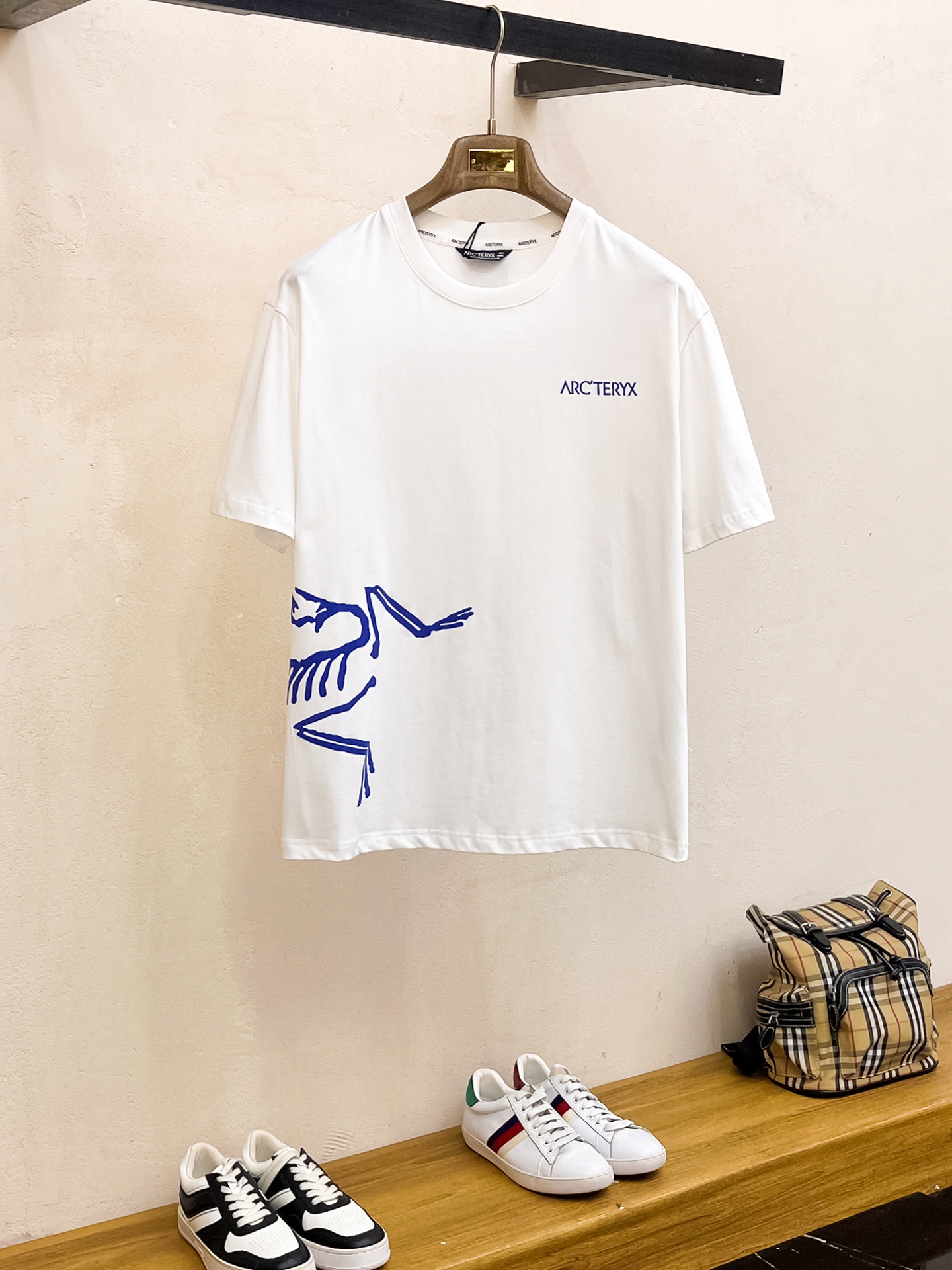 NO:455409,Archaeoptera Bird's new short-sleeved T-shirt in summer 2025, the personalized art series exclusively released on the entire network. The versatile details are perfectly processed and pure cotton fabric is very exquisite. Original fabric. The same high-quality and comfortable hand feels very fashionable and personalized. A super versatile and beautiful style for men and women. The same color is black and white. Number M-3XL, arc'teryx, T-shirt,tees, t-shirt,alexander wang19860909始祖鸟2025夏季新款短袖T恤,个性艺术系列全网独家首发 百搭款细节处理完美纯棉面料十分精致 原版面料 网红明星同款高版本 高品质手感非常舒服 时尚又个性 超级百搭好看的一款男女同款颜色黑、白 码数M-3XL,arc'teryx,T-shirt,tees，t-shirt,alexander wang,Men's clothing