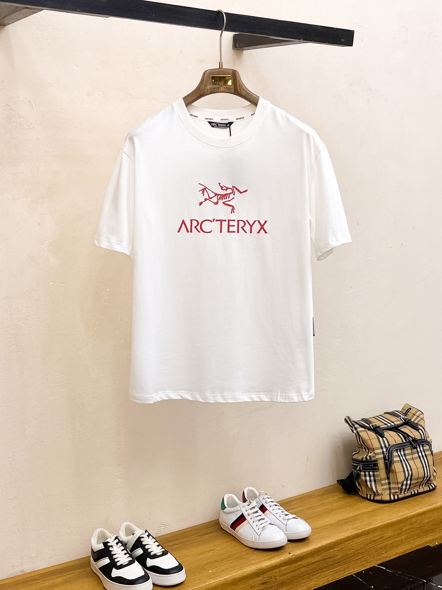 NO:455418,Archaeoptera Bird's new short-sleeved T-shirt in summer 2025, the personalized art series exclusively released on the entire network. The versatile details are perfectly processed and pure cotton fabric is very exquisite. Original fabric. The same high-quality and comfortable hand feels very fashionable and personalized. A super versatile and beautiful style for men and women. The same color is black and white. Number M-3XL, arc'teryx, T-shirt,tees, t-shirt,alexander wang19860909始祖鸟2025夏季新款短袖T恤,个性艺术系列全网独家首发 百搭款细节处理完美纯棉面料十分精致 原版面料 网红明星同款高版本 高品质手感非常舒服 时尚又个性 超级百搭好看的一款男女同款颜色黑、白 码数M-3XL,arc'teryx,T-shirt,tees，t-shirt,alexander wang,Men's clothing