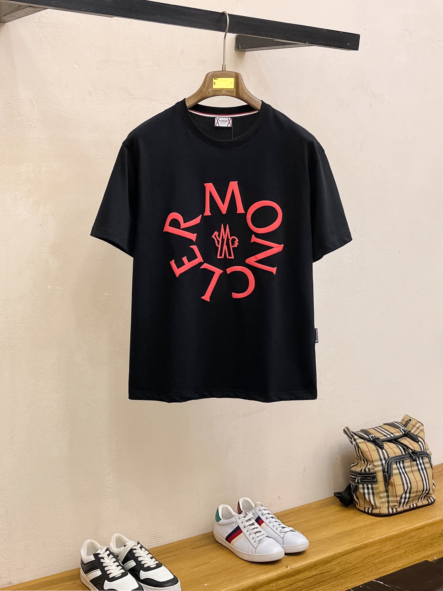 NO:455375,The new short-sleeved T-shirt for the 2025 summer, the personalized art series exclusively released on the entire network. The versatile details are perfectly processed and pure cotton fabric is very exquisite. The original fabric is the same as the Internet celebrity celebrity and the same style. The high-quality feel is very comfortable. Fashionable and personalized. The super versatile and beautiful style is the same as the men and women. The same color is black and white. The number of numbers M-3XL, Moncler, T-shirt,tees, t-shirt,alexander wang19860909蒙口2025夏季新款短袖T恤,个性艺术系列全网独家首发 百搭款细节处理完美纯棉面料十分精致 原版面料 网红明星同款高版本 高品质手感非常舒服 时尚又个性 超级百搭好看的一款男女同款颜色黑、白 码数M-3XL,,Moncler,T-shirt,tees，t-shirt,alexander wang,Men's clothing