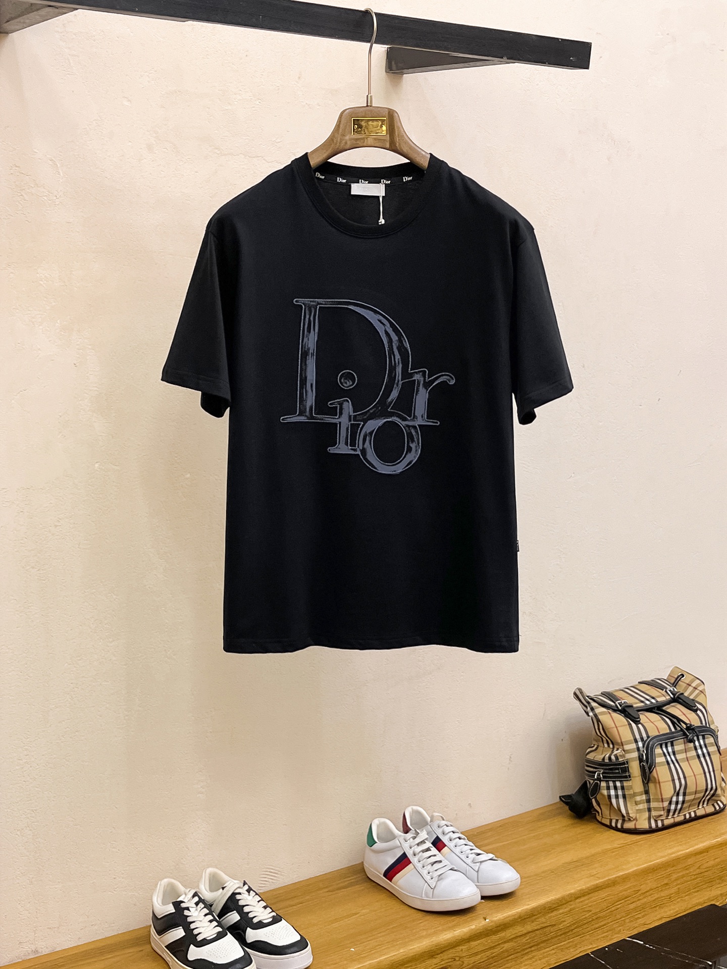 NO:465008,Dior 2025 summer new short-sleeved T-shirt, the personalized art series exclusively launched on the entire network. The versatile details are perfectly processed and pure cotton fabric is very exquisite. Original fabric. The same high-quality and comfortable hand feels very fashionable and personalized. A super versatile and beautiful style for men and women. The same color is black and white. The number of numbers M-3XL, dior, T-shirt,tees, t-shirt,alexander wang19860909迪奥2025夏季新款短袖T恤,个性艺术系列全网独家首发 百搭款细节处理完美纯棉面料十分精致 原版面料 网红明星同款高版本 高品质手感非常舒服 时尚又个性 超级百搭好看的一款男女同款颜色黑、白 码数M-3XL,,dior,T-shirt,tees，t-shirt,alexander wang,Men's clothing