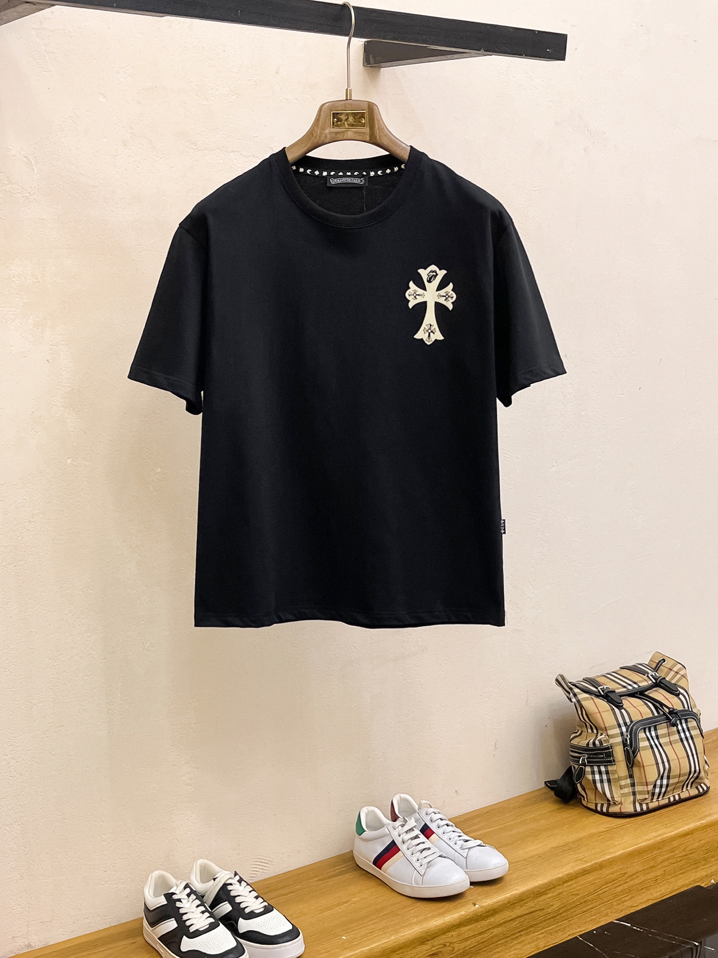 NO:455372,Croxin's new short-sleeved T-shirt in summer 2025, the personalized art series exclusively launched on the entire network. The versatile details are perfectly processed and pure cotton fabric is very exquisite. Original fabric. The same high-quality and comfortable hand feels very fashionable and personalized. A super versatile and beautiful style for men and women. The same color is black and white. The number of versatile and beautiful M-3XL, chrome hearts, T-shirt, tees, t-shirt, alexander wang19860909克罗心2025夏季新款短袖T恤,个性艺术系列全网独家首发 百搭款细节处理完美纯棉面料十分精致 原版面料 网红明星同款高版本 高品质手感非常舒服 时尚又个性 超级百搭好看的一款男女同款颜色黑、白 码数M-3XL,,chrome hearts,T-shirt,tees，t-shirt,alexander wang,Men's clothing