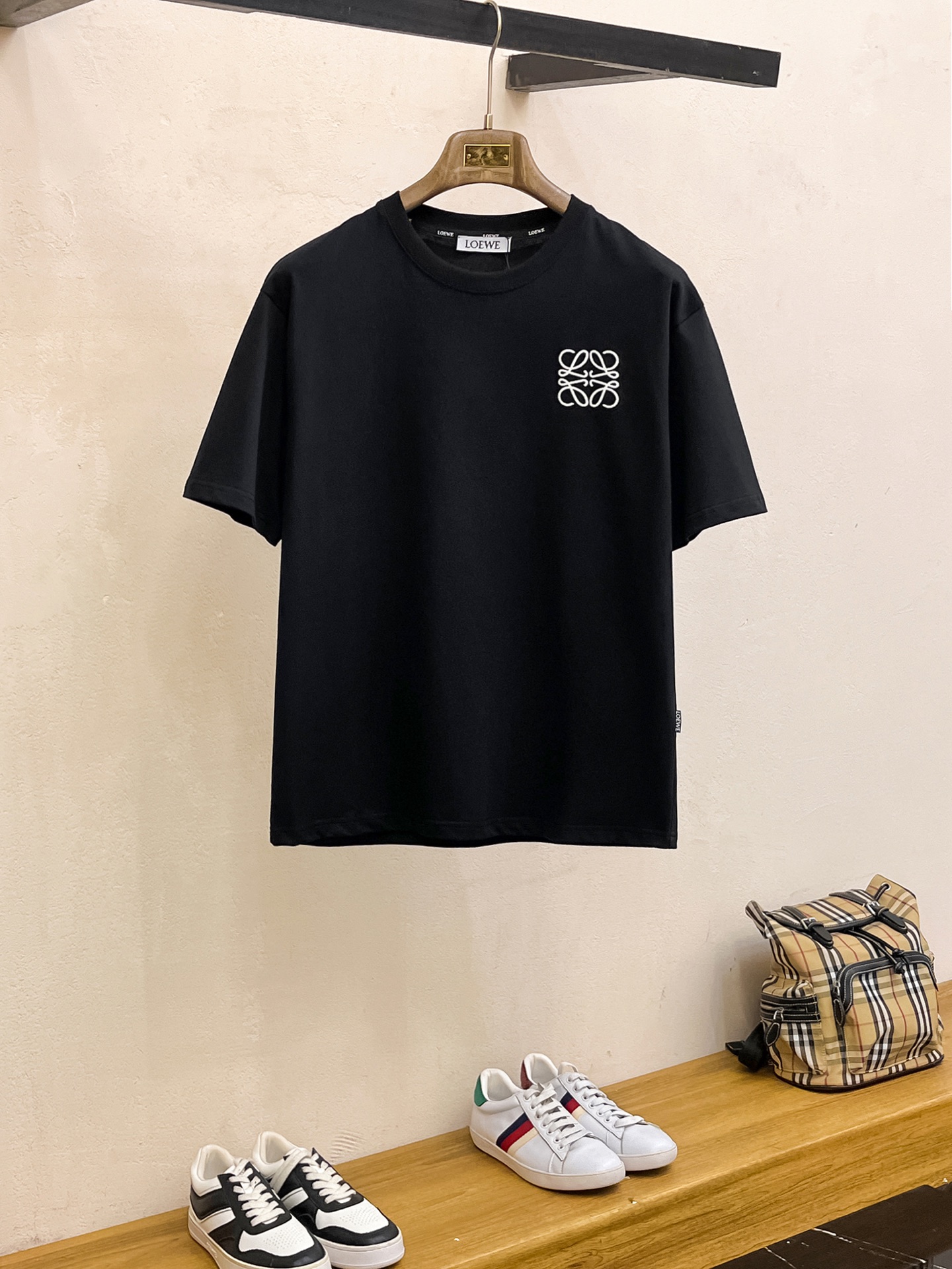 NO:429540,Luo Yiwei's new short-sleeved T-shirt in summer 2025, the personalized art series exclusively launched on the entire network. The versatile details are perfectly processed and pure cotton fabric is very exquisite. Original fabric. The same high-quality and comfortable hand feels very fashionable and personalized. A super versatile and beautiful style for men and women. The same color is black and white. The number of numbers M-3XL, loewe, T-shirt,tees, t-shirt,alexander wang19860909罗意威2025夏季新款短袖T恤,个性艺术系列全网独家首发 百搭款细节处理完美纯棉面料十分精致 原版面料 网红明星同款高版本 高品质手感非常舒服 时尚又个性 超级百搭好看的一款男女同款颜色黑、白 码数M-3XL,,loewe,T-shirt,tees，t-shirt,alexander wang,Men's clothing