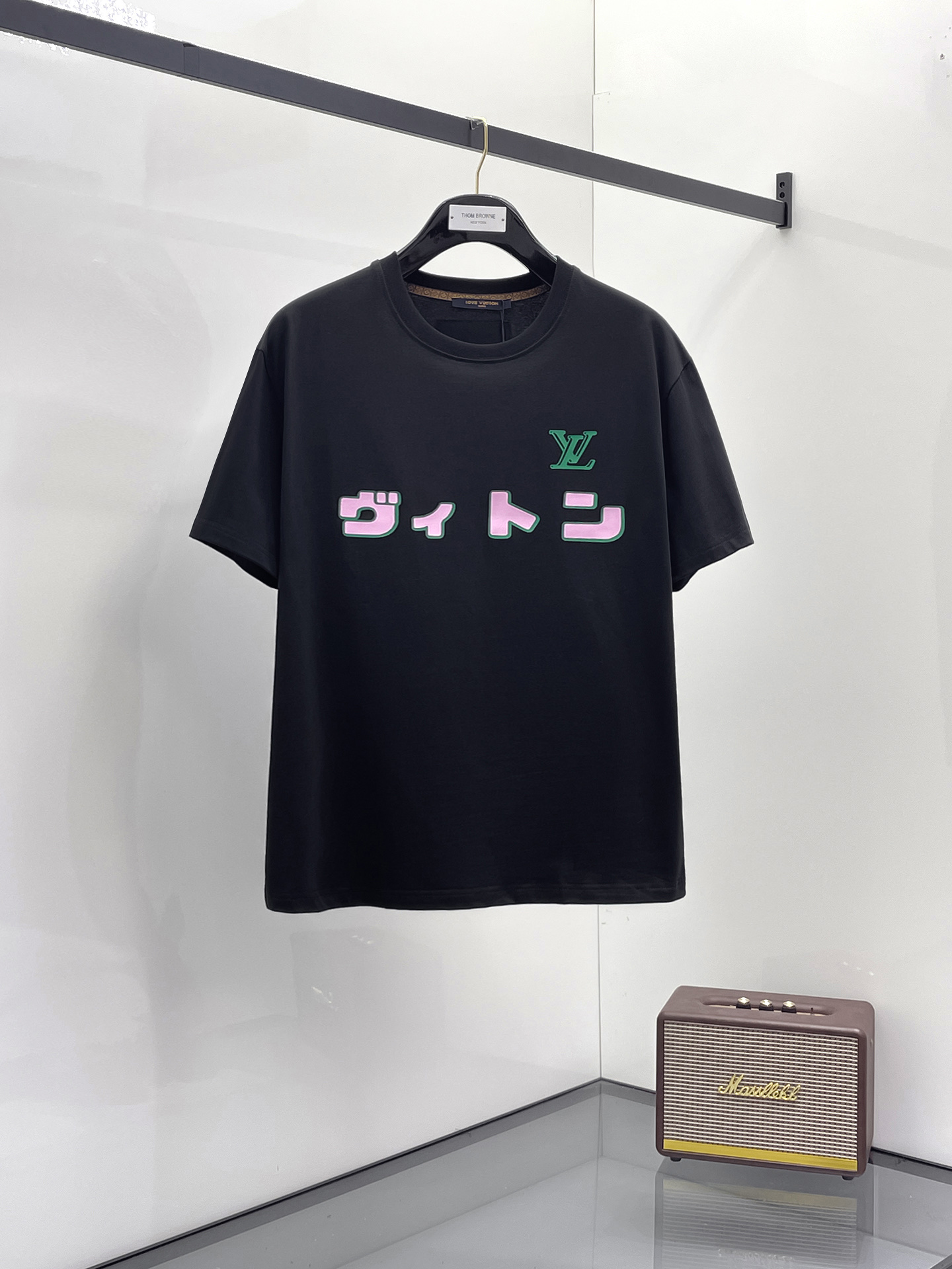 NO:423194,LV2025 summer new short-sleeved T-shirt, the personalized art series exclusively released on the entire network. The versatile details are perfectly processed and pure cotton fabric is very exquisite. Original fabric. The same high-quality and comfortable hand feels very fashionable and personalized. A super versatile and beautiful style for men and women. The same color is black and white. The number of numbers M-3XL, louis vuitton, T-shirt,tees, t-shirt,alexander wang19860909LV2025夏季新款短袖T恤,个性艺术系列全网独家首发 百搭款细节处理完美纯棉面料十分精致 原版面料 网红明星同款高版本 高品质手感非常舒服 时尚又个性 超级百搭好看的一款男女同款颜色黑、白 码数M-3XL,,louis vuitton,T-shirt,tees，t-shirt,alexander wang,Men's clothing