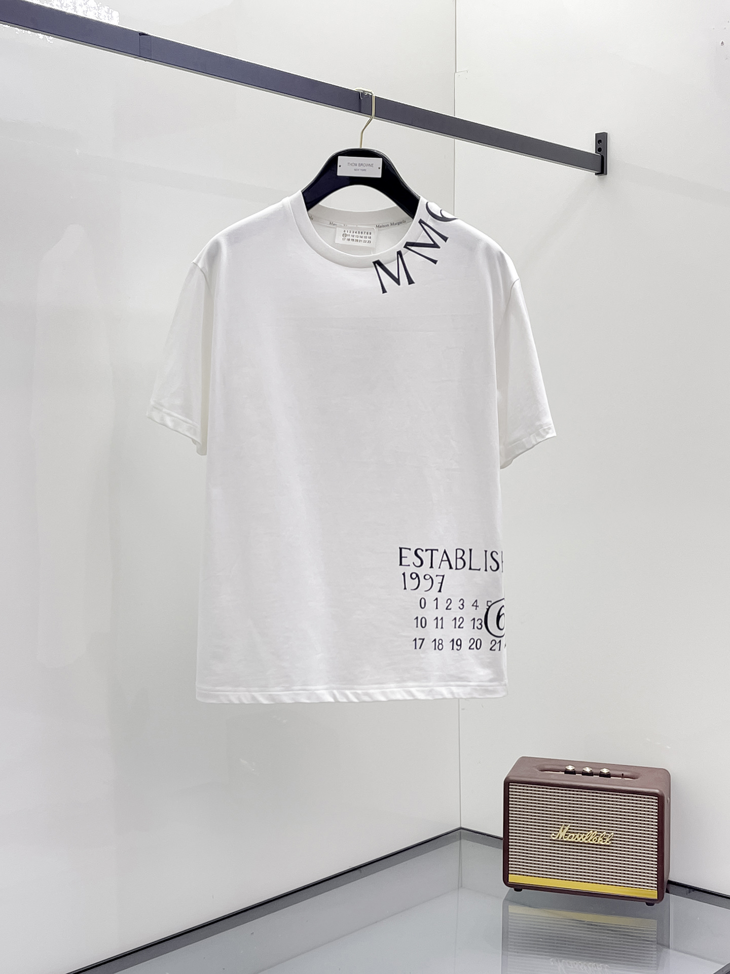 NO:464956,Magila's new short-sleeved T-shirt for summer 2025, the personalized art series exclusively released on the entire network. The versatile details are perfectly processed and pure cotton fabric is very exquisite. Original fabric. The same high-quality and comfortable hand feels very fashionable and personalized. A super versatile and beautiful style for men and women. The same color is black and white. The number of codes M-3XL,,masion margiela,T-shirt,tees,t-shirt,alexander wang19860909马吉拉2025夏季新款短袖T恤,个性艺术系列全网独家首发 百搭款细节处理完美纯棉面料十分精致 原版面料 网红明星同款高版本 高品质手感非常舒服 时尚又个性 超级百搭好看的一款男女同款颜色黑、白 码数M-3XL,,masion margiela,T-shirt,tees，t-shirt,alexander wang,Men's clothing