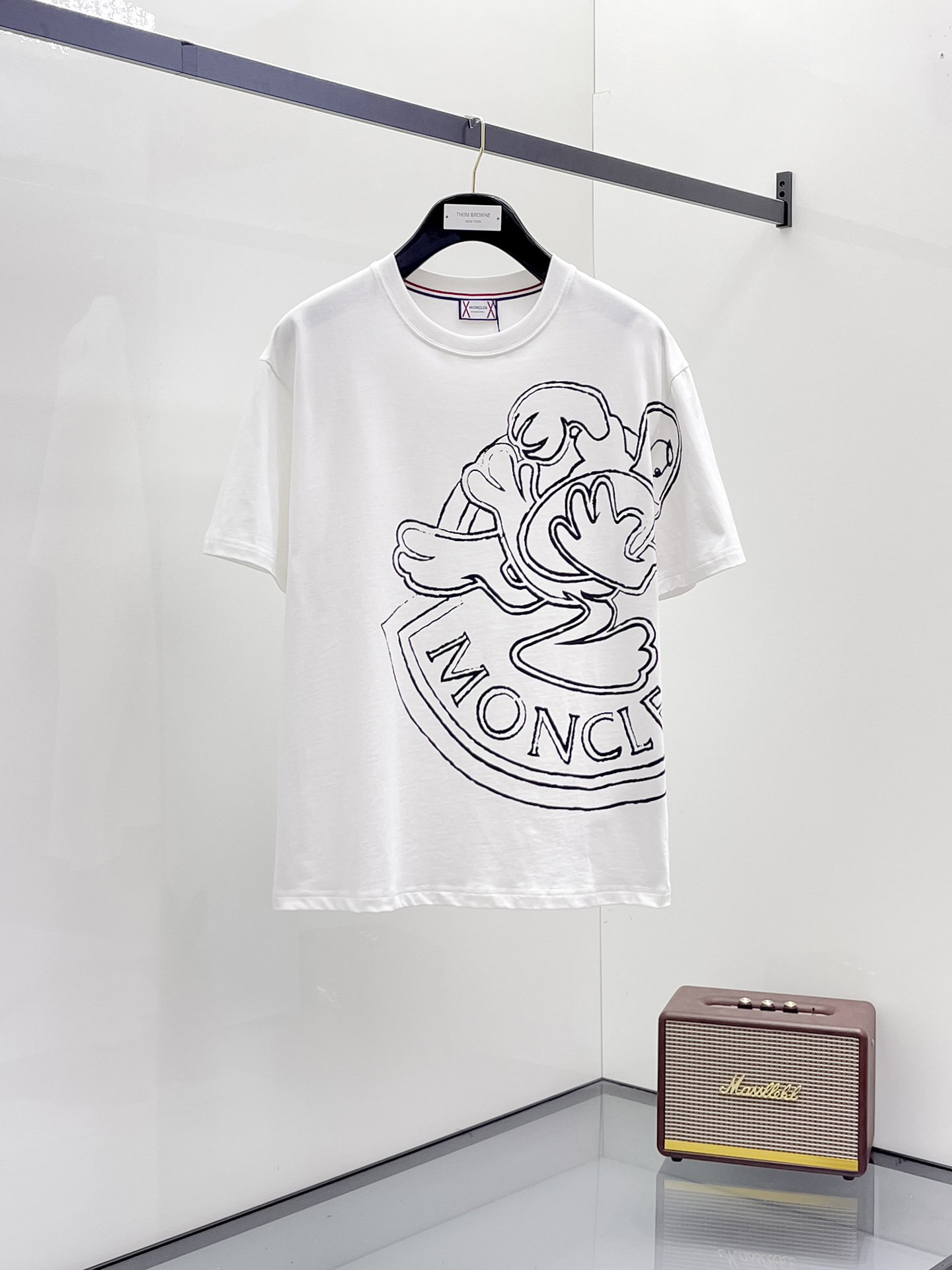 NO:464948,The new short-sleeved T-shirt for the 2025 summer, the personalized art series exclusively released on the entire network. The versatile details are perfectly processed and pure cotton fabric is very exquisite. The original fabric is the same as the Internet celebrity celebrity and the same style. The high-quality feel is very comfortable. Fashionable and personalized. The super versatile and beautiful style is the same as the men and women. The same color is black and white. The number of numbers M-3XL, Moncler, T-shirt,tees, t-shirt,alexander wang19860909蒙口2025夏季新款短袖T恤,个性艺术系列全网独家首发 百搭款细节处理完美纯棉面料十分精致 原版面料 网红明星同款高版本 高品质手感非常舒服 时尚又个性 超级百搭好看的一款男女同款颜色黑、白 码数M-3XL,,Moncler,T-shirt,tees，t-shirt,alexander wang,Men's clothing