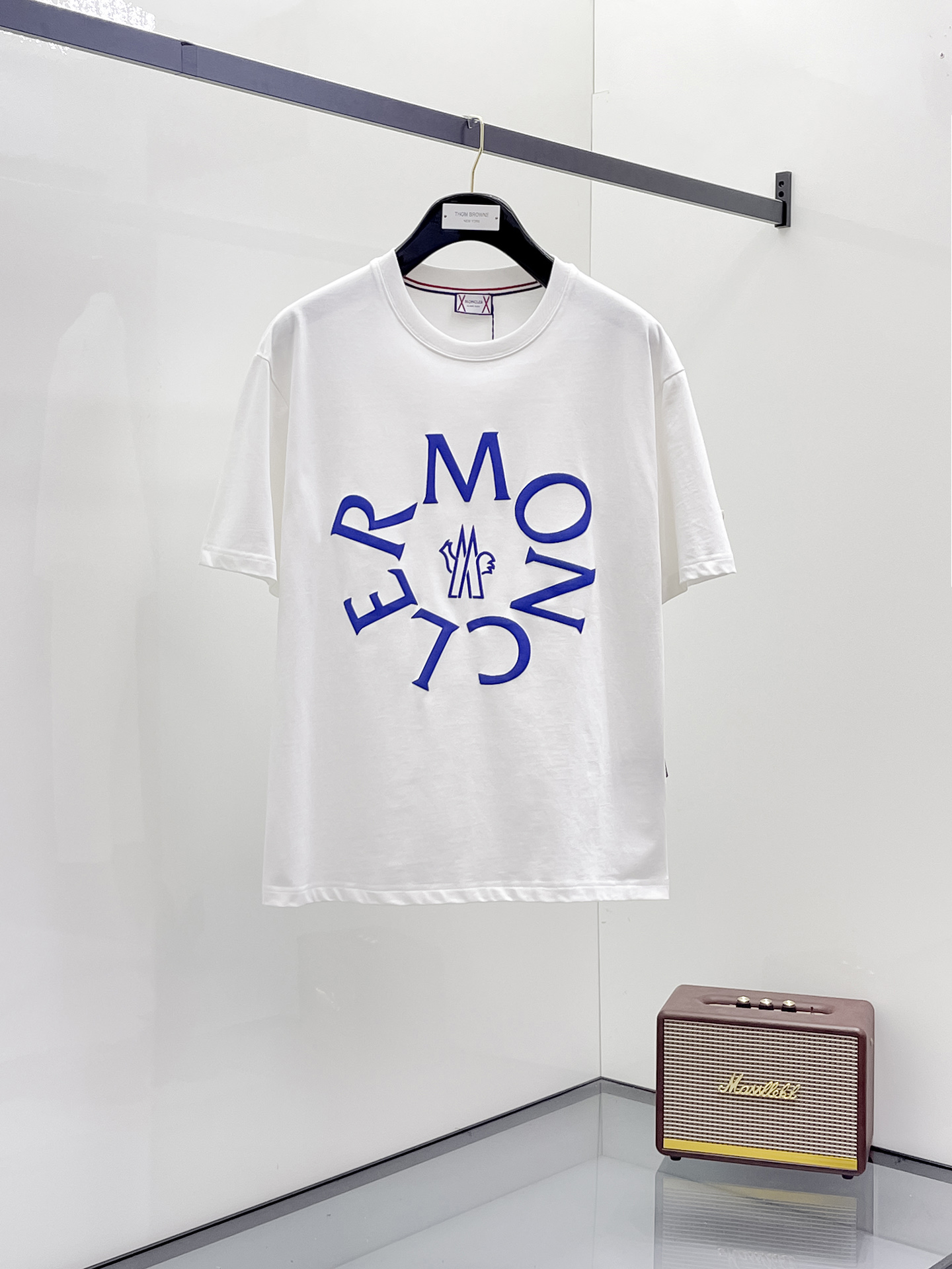 NO:498595,The new short-sleeved T-shirt for the 2025 summer, the personalized art series exclusively released on the entire network. The versatile details are perfectly processed and pure cotton fabric is very exquisite. The original fabric is the same as the Internet celebrity celebrity and the same style. The high-quality feel is very comfortable. Fashionable and personalized. The super versatile and beautiful style is the same as the men and women. The same color is black and white. The number of numbers M-3XL, Moncler, T-shirt,tees, t-shirt,alexander wang19860909蒙口2025夏季新款短袖T恤,个性艺术系列全网独家首发 百搭款细节处理完美纯棉面料十分精致 原版面料 网红明星同款高版本 高品质手感非常舒服 时尚又个性 超级百搭好看的一款男女同款颜色黑、白 码数M-3XL,,Moncler,T-shirt,tees，t-shirt,alexander wang,Men's clothing